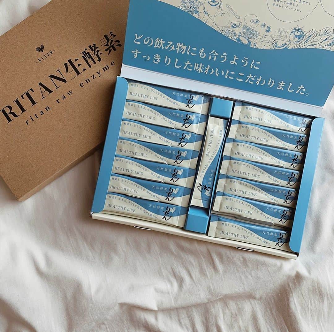 野村明日香のインスタグラム：「﻿ RITAN生酵素で腸活始めました🌿.﻿ （ @ritan.shop.insta ）﻿ ﻿ 乳酸菌やビタミン、食物繊維などなど﻿ 健康、美容にいいものがいっぱい𓍯﻿ ﻿ スティックタイプだから持ち運びも便利で﻿ 好きな物に溶かしてもそのままでも飲めるから﻿ いつでもどこでも飲みやすいのも良いところ✌︎﻿ ﻿ ﻿ #RITAN #RITAN生酵素 #酵素 #生酵素 #酵素ドリンク #酵素ダイエット #ファスティング #ダイエット女子 #ダイエット効果 #diet #腸活 #公式アンバサダー #スティック酵素 #置き換えダイエット #置き換え #美活 #健康 #美容 #スティックタイプ #アンバサダー #酵素生活 ﻿ ﻿」