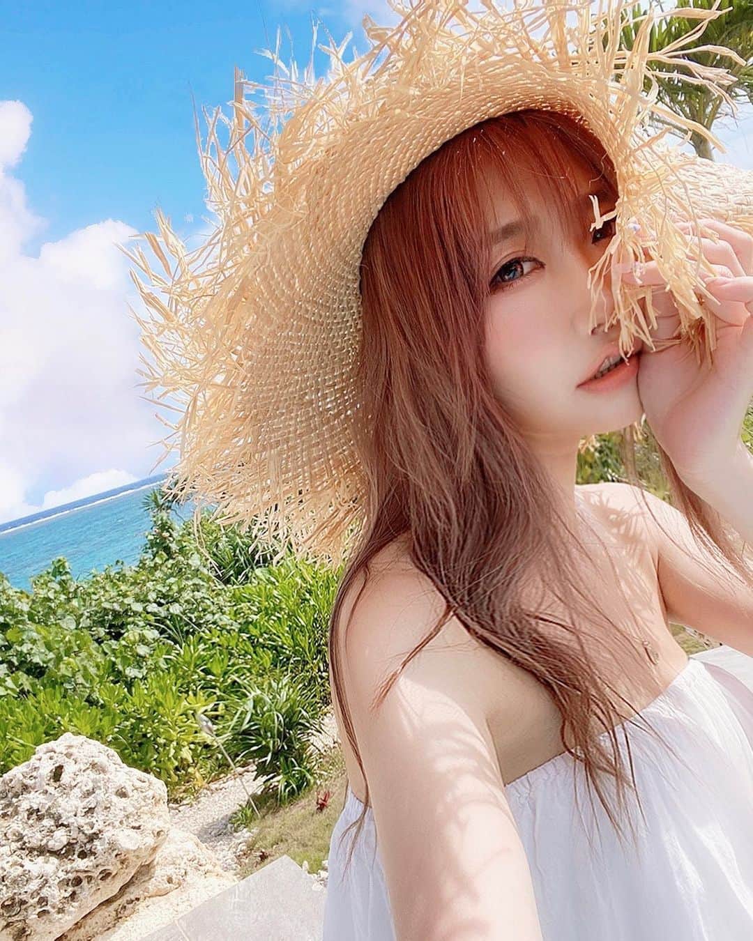 春咲ひなたのインスタグラム：「🌞🌴☀︎*.｡ 天気予報がハズレて晴天だと テンション上がっちゃうよねー❤️ . . #真夏日#眩しい#夏#空#海#沖縄#宮古島 #大人の夏休み#夏休み#最高#麦わら帽子#透明感女子#東京#新宿#歌舞伎町#キャバ嬢#もはや#元キャバ嬢#マツエク#春咲ひなた#YouTube#youtuber . YouTubeに関する問い合わせ先♡  株式会社YEEELL 〒150-0002  東京都渋谷区渋谷3-27-11 祐真ビル新館5F  info@yeeell.jp」