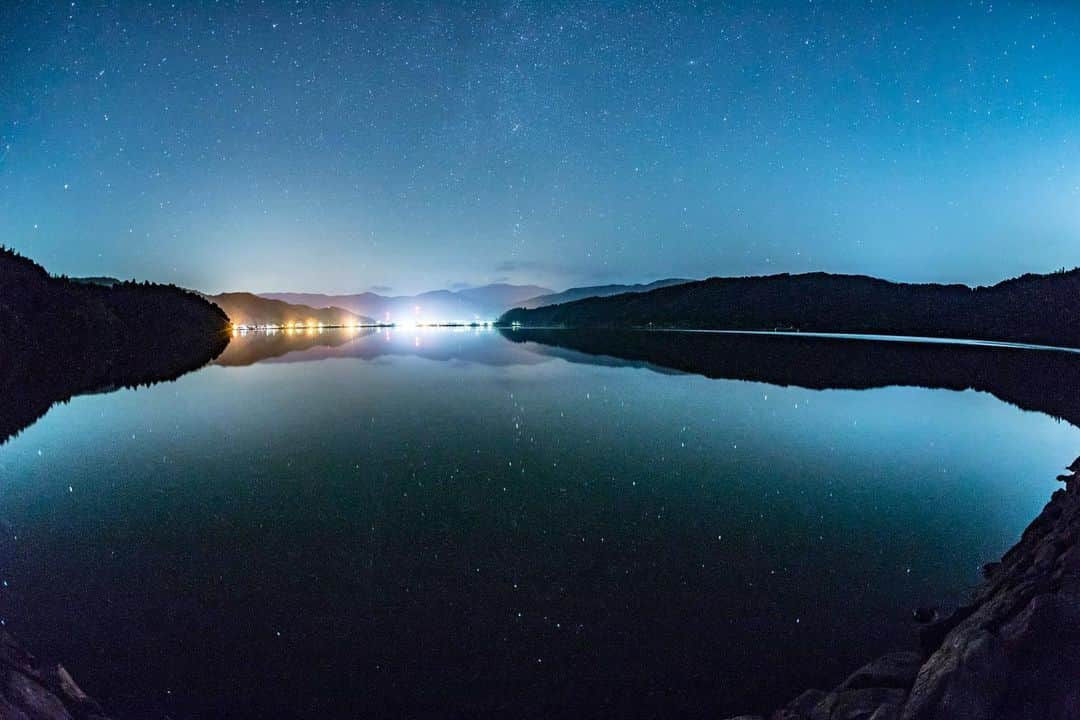 滋賀県長浜市さんのインスタグラム写真 - (滋賀県長浜市Instagram)「お盆ですね。 お元気でお過ごしでしょうか☺️  長浜に里帰りできない皆さんに、昨晩の余呉湖の様子をお届けします😊  星たちが映り込むほど静かな湖面✨ 今日も長浜は空が綺麗なので、今夜も賑やかな星空になりそうですよ！ ・ location 余呉湖 date 2020.8.14 ・ #長浜市 #長浜ちょぴっく #みんなのちょぴっく #滋賀 #滋賀写真部 #余呉湖 #リフレクション #星空 #夜景 #60sistercityaan #一度見てほしい #しがトコ #お盆 #里帰り #風景写真 #instanature #goandcapturethelight #jp_views #jp_mood #nipponpic #jp_gallery #日本の風景 #stars」8月15日 18時30分 - nagahama_city