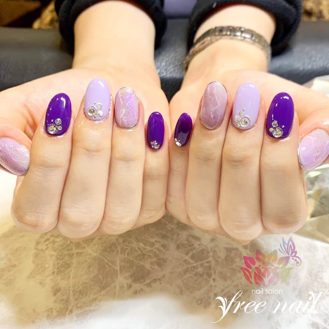 free nail フリーネイルのインスタグラム：「. お客様ネイル💅🏻🐚 . パープル大理石ネイル💜✨ . メタルライナーで今年っぽく⚜️ . ▶︎▶︎▶︎スワイプして動画も見てね☝︎🎬✨ . ご来店ありがとうございました🙇🏻‍♀️🙇🏻‍♀️🙇🏻‍♀️💗 . #ネイルアート #ジェルネイル #ネイルサロン #大阪ネイルサロン #ネイルデザイン #ネイルチェンジ #大理石ネイル #メタリックネイル #ネイルパーツ #ストーンネイル #パープルネイル #紫ネイル #シンプルネイル #大人ネイル #デザインネイル #トレンドネイル #夏ネイル #summernails #nailsart #nailsdid #美甲 #日式美甲 #日式美甲胶 #日本美甲师 #日本美甲老师 #美甲上课 #日本胶 #フリーネイル #freenail」