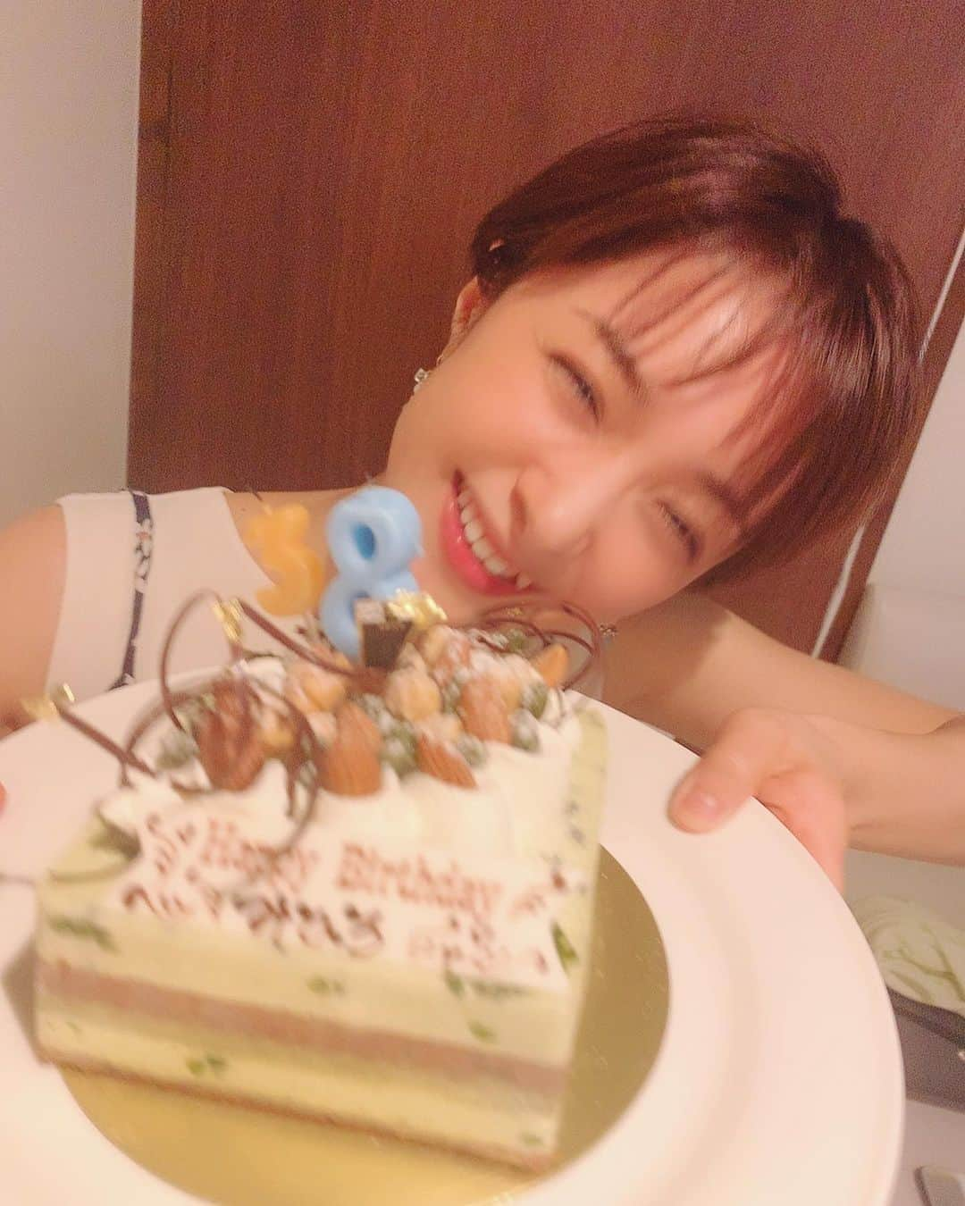 手島優さんのインスタグラム写真 - (手島優Instagram)「・  やっとこさみひろのお誕生日お祝いできました🎂✨  お祝いしようと思った矢先の色々と環境の変化で全然会えなくて…  ちゃんとコロナ対策しつつひっそりと2人でのお祝い🥂✨  サプライズも大・成・功✌️‼️  あたらめて私はみひろが大好きだなぁ〜と感じました❤️これからも仲良くしてね✨  38歳おめでとう㊗️✨  あたしもすぐ追いかけます。笑  #みひろ　#お誕生日　#おめでとう #５月だけど　#だいぶ過ぎちゃったけど　#大好き　#38歳　#楽しもう」8月15日 18時40分 - tejimayuu0827