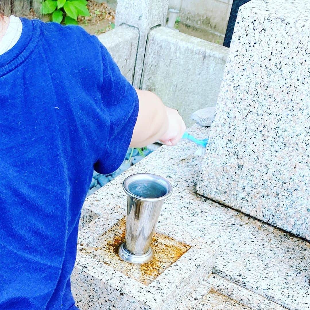 海保知里さんのインスタグラム写真 - (海保知里Instagram)「みんなでお墓参りに行ってきました🏃‍♀️🏃‍♀️いやぁ暑かった、そしてかなり汚れていました😭 #海保知里 #お墓参り」8月15日 18時36分 - chisato_kaiho
