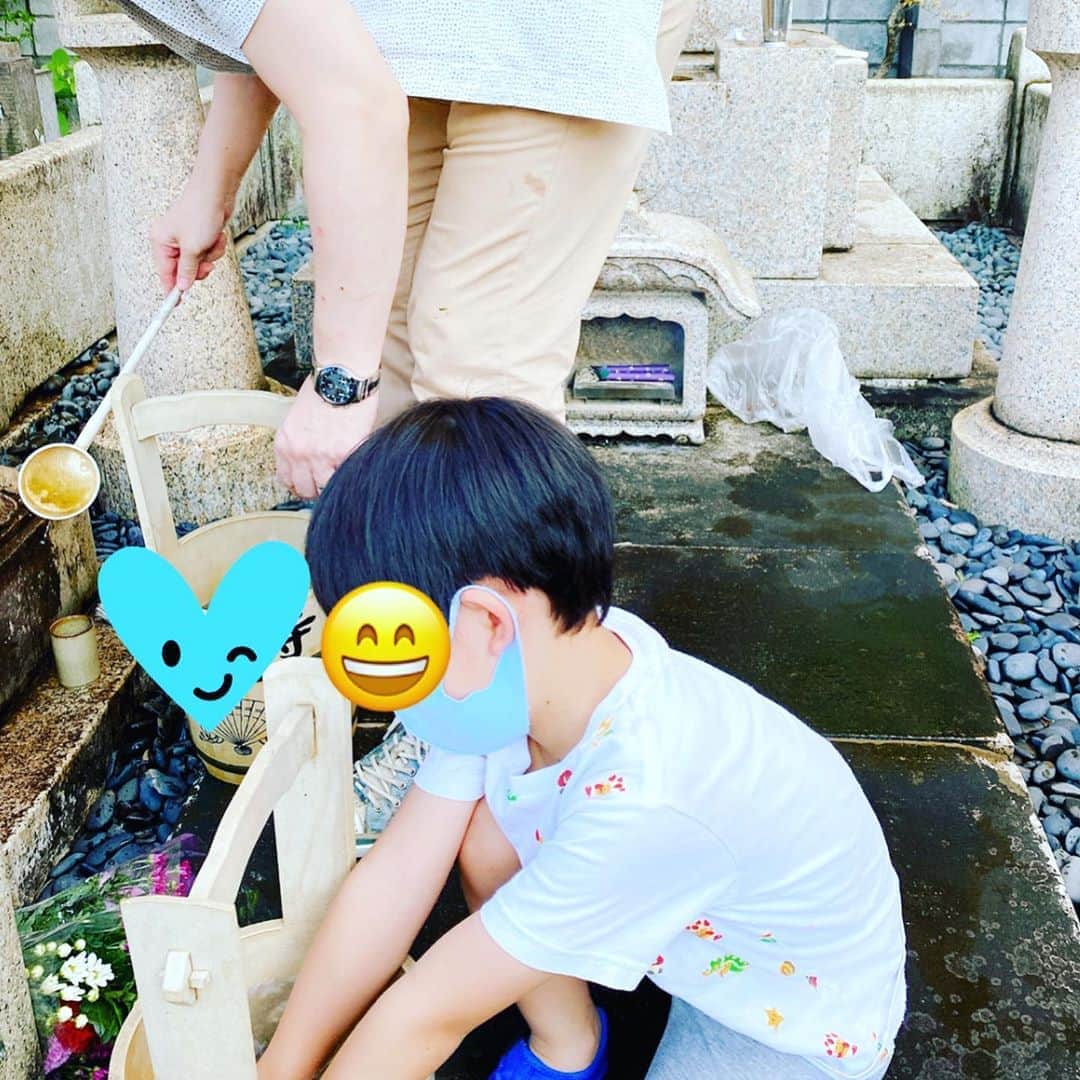 のインスタグラム：「みんなでお墓参りに行ってきました🏃‍♀️🏃‍♀️いやぁ暑かった、そしてかなり汚れていました😭 #海保知里 #お墓参り」