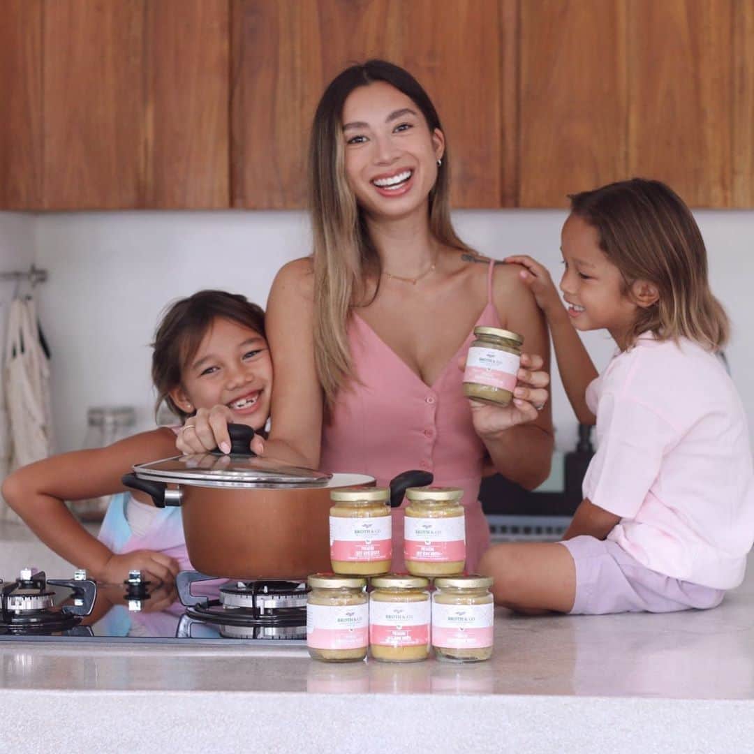 Jennifer Bachdimさんのインスタグラム写真 - (Jennifer BachdimInstagram)「Cooking dinner for my kids is always fun! Definitely love to include @kiyomisuebachdim & @kenjizizoubachdim to show them how nice it is to cook together 👩🏻‍🍳❤️  . . On today’s menu I’m having healthy, premium organic bonebroth from @brothnco ❤️ It’s great for my children’s immune system, it contains lots of vitamins and minerals. And it’s without GMO no preservatives, no sugar, no MSG and no artificial ingredients. Definitely love @brothnco and not to forget, they have two flavors, chicken and beef ❤️ Happy weekend loves xoxo #teamBachdim #healthylifestyle #momandkids」8月15日 18時36分 - jenniferbachdim