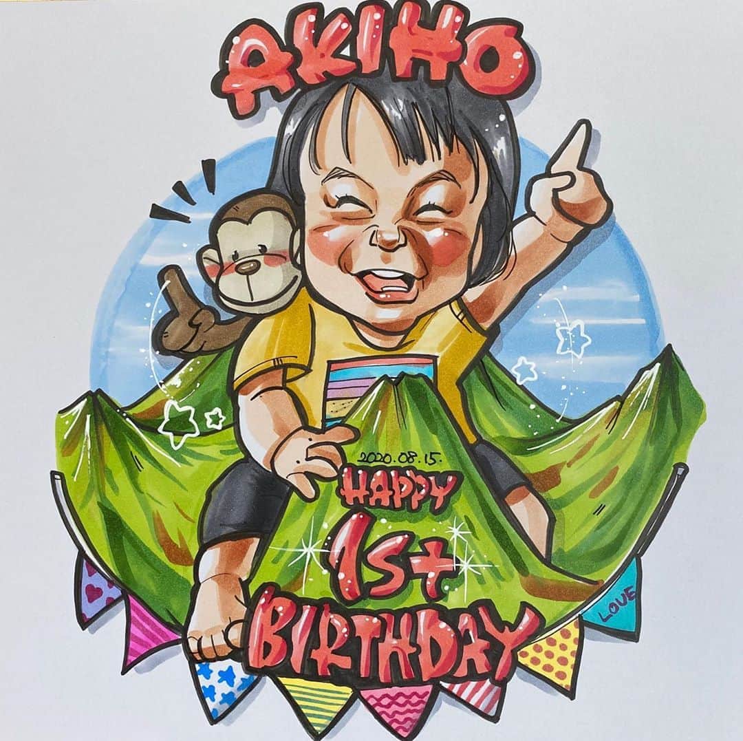 似顔絵★𝗚𝗢𝗥𝗜𝗞𝗜𝗡𝗚のインスタグラム：「. . . 今日は、 夫の姪っ子ちゃんの 誕生日❤️❤️ . . 記念すべき1歳のBDに 似顔絵プレゼント🎁🎁✨💕 . . .  笑い方が特徴的でめちゃくちゃ可愛いんです😭❤️  . .  パパママが2人して山登ったり走ったりの元気な家族だからお山に座ってもらいました💕w . . 私を見ると一瞬、真顔になるけどw🤫これからもすくすく元気に健康に育ってね😍⭐️✨  おめでとーーーー🎂💜💜⭐️✨  . .  ❌❌現在は、予約受付終了してます❌❌ 。 . . .  2020年度ご予約のお客✨ 現在55番までの方へ案内中です🌟✨💕 DMの確認いただきgmailへ返信宜しくお願い致します🙇‍♀️🌟✨✨ . . . .  次回の予約応募は、2020年のご予約分を書き終える予定の 来年春から夏頃の、、、予定です。 ※あくまでも予定なので前後します🙇‍♀️ . . . .  オーダー再開の際には 人数制限あるため必ず予約ができるわけではございません。 そのことも踏まえた上で 次回ご検討いただけると嬉しいです(^^) . . また、結婚式の使用を考えてくださる方も多いです✨  前々からお伝えしていますが、 基本的に予約順に対応しているため、 近々の納期を希望される方は、 対応できないこともあるので、 あらかじめご了承ください💦 . . . . . ※今回予約が取れた方へ※ . .  写真がまだ用意できてない、入金が遅れそうなど、状況により、順番が前後することもございます‼️ あらかじめご了承ください。 。 . . . また、芸能人、キャラクターのオーダー、パロディ風オーダーはお断りしています。  芸能人については、ご本人様に直接プレゼントなどはOKです。 . . . . . . 💰料金表は過去投稿記事みてね❤💰 . . . . . ➡️ハッシュタグ⇨ goriking117料金表2019⬅️ . . ✨✨✨✨✨✨✨✨✨✨✨✨✨✨✨✨ @by.goriking のアカウントでは、 過去書かせて頂いたお客様方からの、 似顔絵のその後のお写真をいただき、 投稿しております^ - ^❤️❤️ 玄関に飾ってある似顔絵、 渡した瞬間のお写真、 ご本人とのお写真などなど💕 いろんな場面でのお写真お待ちしております^ - ^✨⭐️ . . . .  .  #似顔絵#pencildrawing#drawing#pencil#illust#painting#art#artwork#絵描きさんと繋がりたい#似顔絵師#gorikingの似顔絵屋さん#姪っ子#1歳#1stbirthday#誕生日#HBD#🎂#birthday#happybirthday#8月15日#プレゼント#おめでとう#山#mountain#present#comicart#anime#animeart#comicartist#animejapan」
