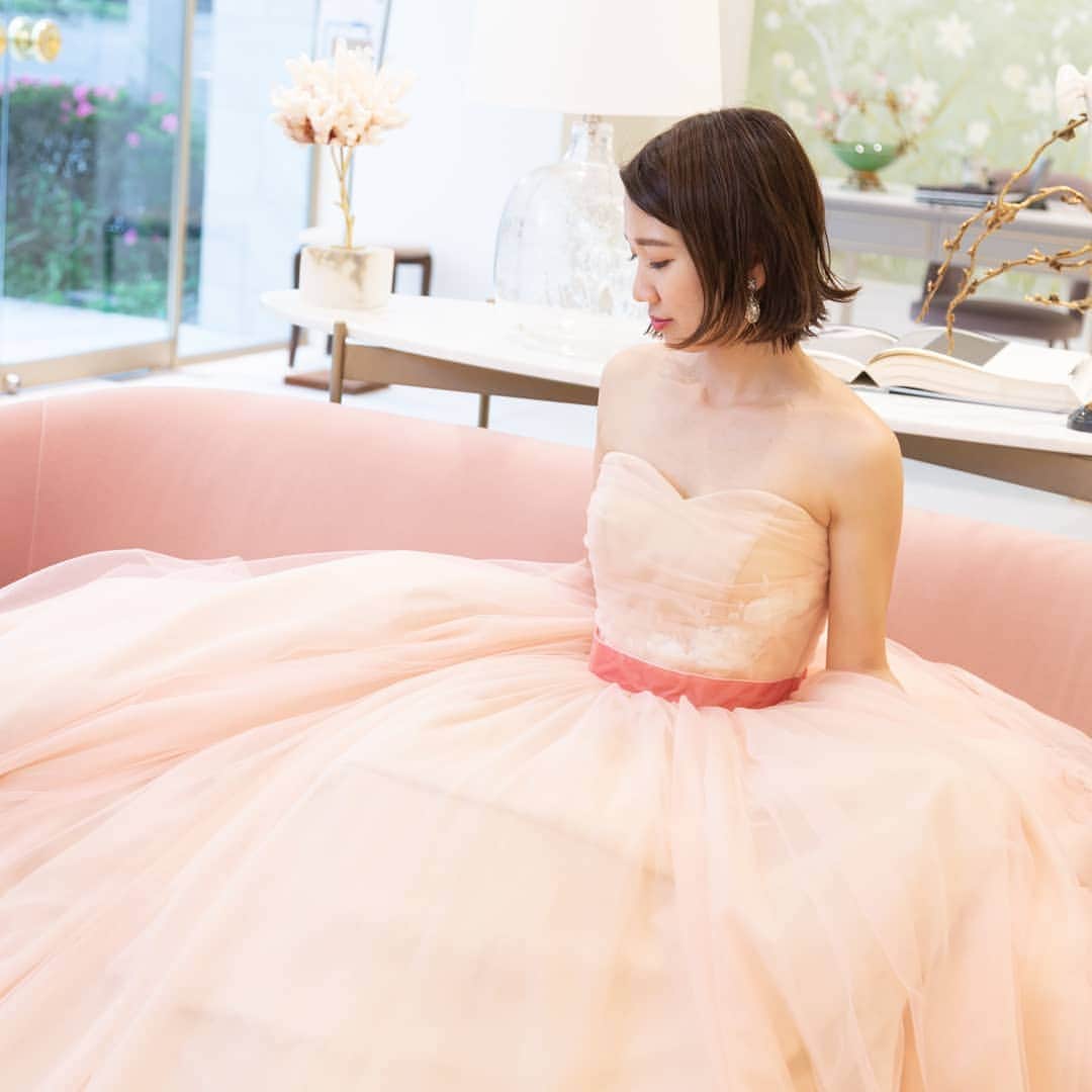 Dresses (ドレッシーズ)さんのインスタグラム写真 - (Dresses (ドレッシーズ)Instagram)「【カラードレス迷子におすすめ】 #フィオーレビアンカ のピンクドレス♡ ウエストのピンクのリボンがポイントです。 ソファに座ったショットも可愛いドレスです♡  ドレスのお問い合わせは @dresses_weddingdress までDM💌 お気軽にお問い合わせください。  カラードレス @fiorebianca_wedding   その他のフィオーレビカンカのドレスは #fiorebianca_dresses よりご覧いただけます。  _________________  ドレスは絶対に後悔したくない方の為の結婚式場紹介サービス始めました！  #ドレス選びから始める結婚式場探し @dresses_weddingdress のInstagramに掲載している #antonioriva や #mirazwillinger など、インポートウェディングドレスがお得になります✨ おしゃれな花嫁様のための式場紹介サービスです♡  ◇紹介会場一覧▶ @dresses_weddingdress Top のURLより ◇Instagram▶ @dresses_concierge  ドレスを後悔したくない方、好きなドレスをお得に着たい方、 DM にてお気軽にお問い合わせください♡   _________________  #ドレッシーズ #プレ花嫁 #カラードレス #カラードレス迷子 #ピンクドレス #くすみピンク #大人花嫁  #フィオーレビアンカ」8月15日 18時45分 - dresses_weddings