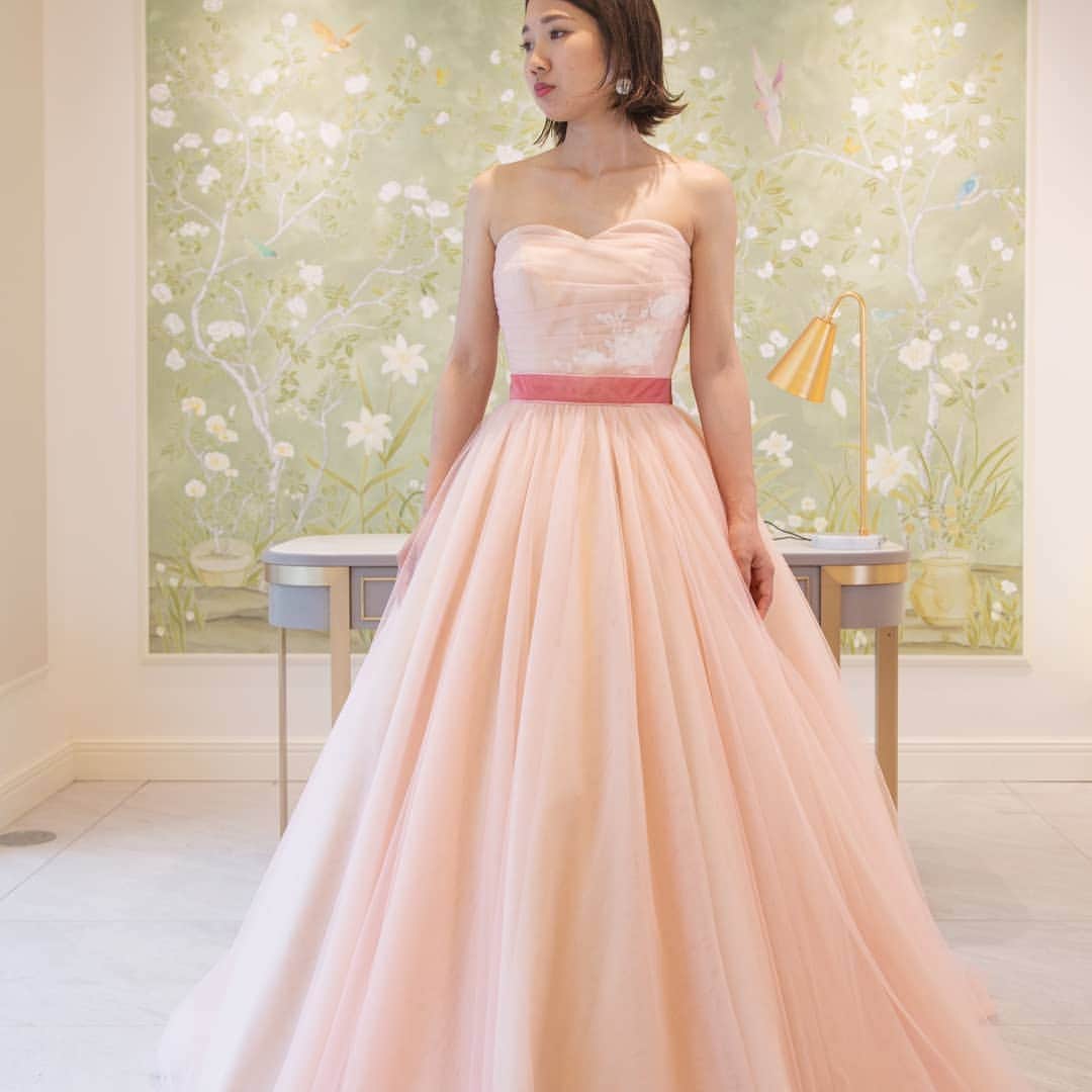Dresses (ドレッシーズ)さんのインスタグラム写真 - (Dresses (ドレッシーズ)Instagram)「【カラードレス迷子におすすめ】 #フィオーレビアンカ のピンクドレス♡ ウエストのピンクのリボンがポイントです。 ソファに座ったショットも可愛いドレスです♡  ドレスのお問い合わせは @dresses_weddingdress までDM💌 お気軽にお問い合わせください。  カラードレス @fiorebianca_wedding   その他のフィオーレビカンカのドレスは #fiorebianca_dresses よりご覧いただけます。  _________________  ドレスは絶対に後悔したくない方の為の結婚式場紹介サービス始めました！  #ドレス選びから始める結婚式場探し @dresses_weddingdress のInstagramに掲載している #antonioriva や #mirazwillinger など、インポートウェディングドレスがお得になります✨ おしゃれな花嫁様のための式場紹介サービスです♡  ◇紹介会場一覧▶ @dresses_weddingdress Top のURLより ◇Instagram▶ @dresses_concierge  ドレスを後悔したくない方、好きなドレスをお得に着たい方、 DM にてお気軽にお問い合わせください♡   _________________  #ドレッシーズ #プレ花嫁 #カラードレス #カラードレス迷子 #ピンクドレス #くすみピンク #大人花嫁  #フィオーレビアンカ」8月15日 18時45分 - dresses_weddings