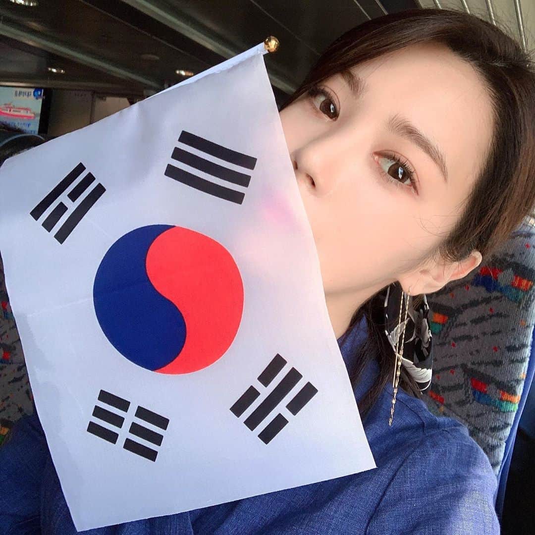リジ のインスタグラム：「🇰🇷8월 15일 제 75주년 #광복절🇰🇷 작년 #독도 가는 배에서🇰🇷 그리고 독도에서의 #태극기🇰🇷 대한독립만세🇰🇷🇰🇷🇰🇷🙏🏻🙇🏻‍♀️ . . . 나는 자랑스러운 태극기 앞에 자유롭고 정의로운 대한민국의 무궁한 영광을 위하여 충성을 다할 것을 굳게 다짐합니다.」