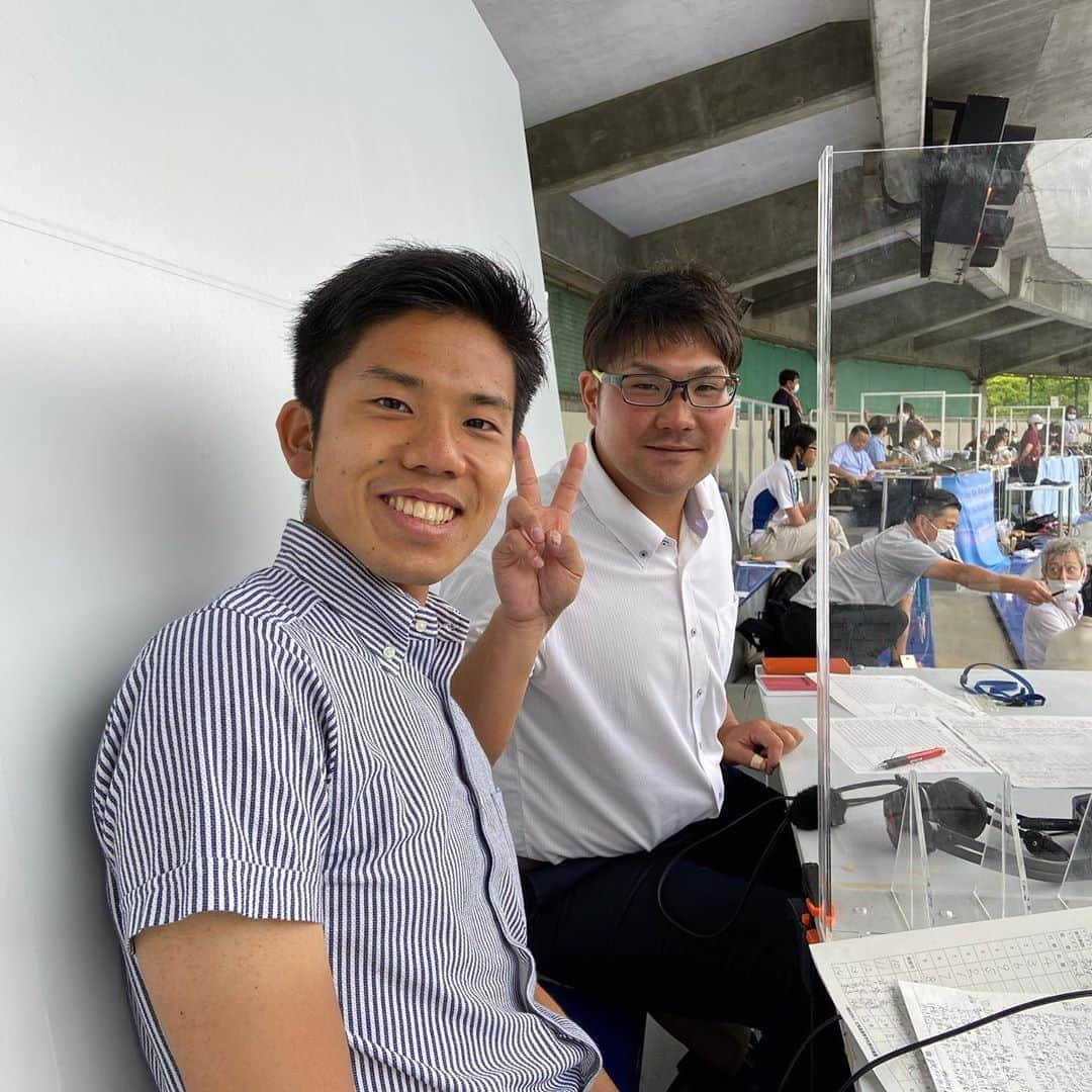 五十幡裕介さんのインスタグラム写真 - (五十幡裕介Instagram)「令和2年北海道高等学校野球大会 今大会は4試合実況を担当しましたが、 準決勝の放送席では、本間篤史さんとご一緒しました。 本間さんといえば、駒大苫小牧で2005年の夏の甲子園連覇、 2006年の早稲田実業との決勝再試合を演じた時の4番バッター。 私も甲子園中継や熱闘甲子園で、ずっと観ていました。 ただ、早稲田実業が私の実家から歩いて5分の場所にあるので、 その時は「敵」としてでしたが(笑)。 高校野球の"レジェンド''とお会いでき、 中継までご一緒させてもらい感動でした。 今日は、一高校野球ファンとしての投稿でした⚾️  #バーチャル高校野球 #高校野球 #南北海道大会 #札幌 #円山球場 #レジェンド #本間篤史 さん #札幌新川 #駒大苫小牧 #知内 #苫小牧中央 #東海大札幌 #北照 #札幌日大 #国際情報 #札幌大谷 #函大柏稜 #函館工業 #北海 #立命館慶祥 #鵡川 #札幌第一 #北海道科学大学 #HTB #アナウンサー #五十幡裕介 #実況」8月15日 18時56分 - htb_isohatayusuke