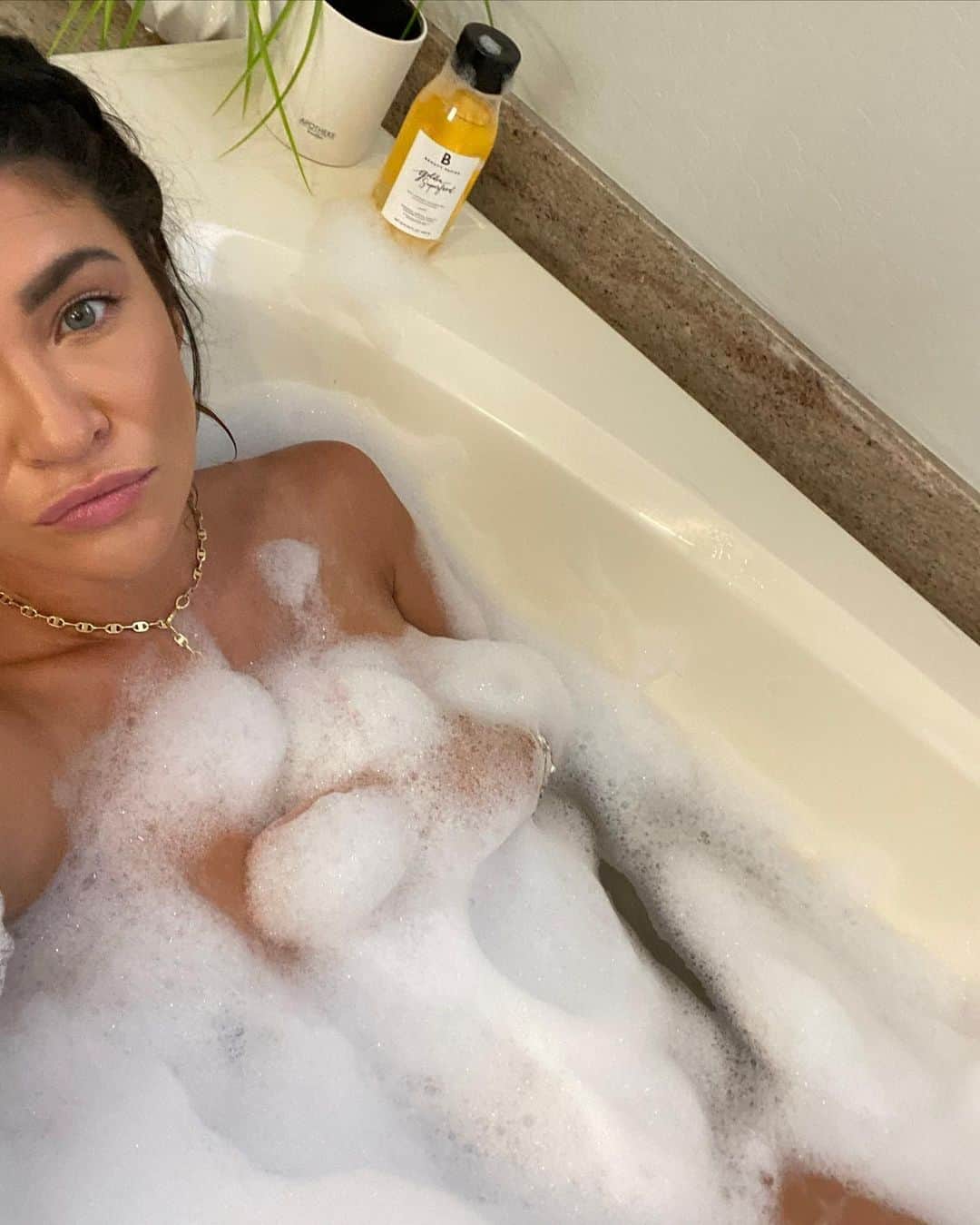 ジェシカ・ゾアのインスタグラム：「🛀 I am a bubble bath🧼 lover & this anti-oxidant shower/bath gel is so fresh...and clearly my favorite fab find!  Pumpkin, argan, apricot, orange & aloe vera... yes yes and more yes! 🤍」