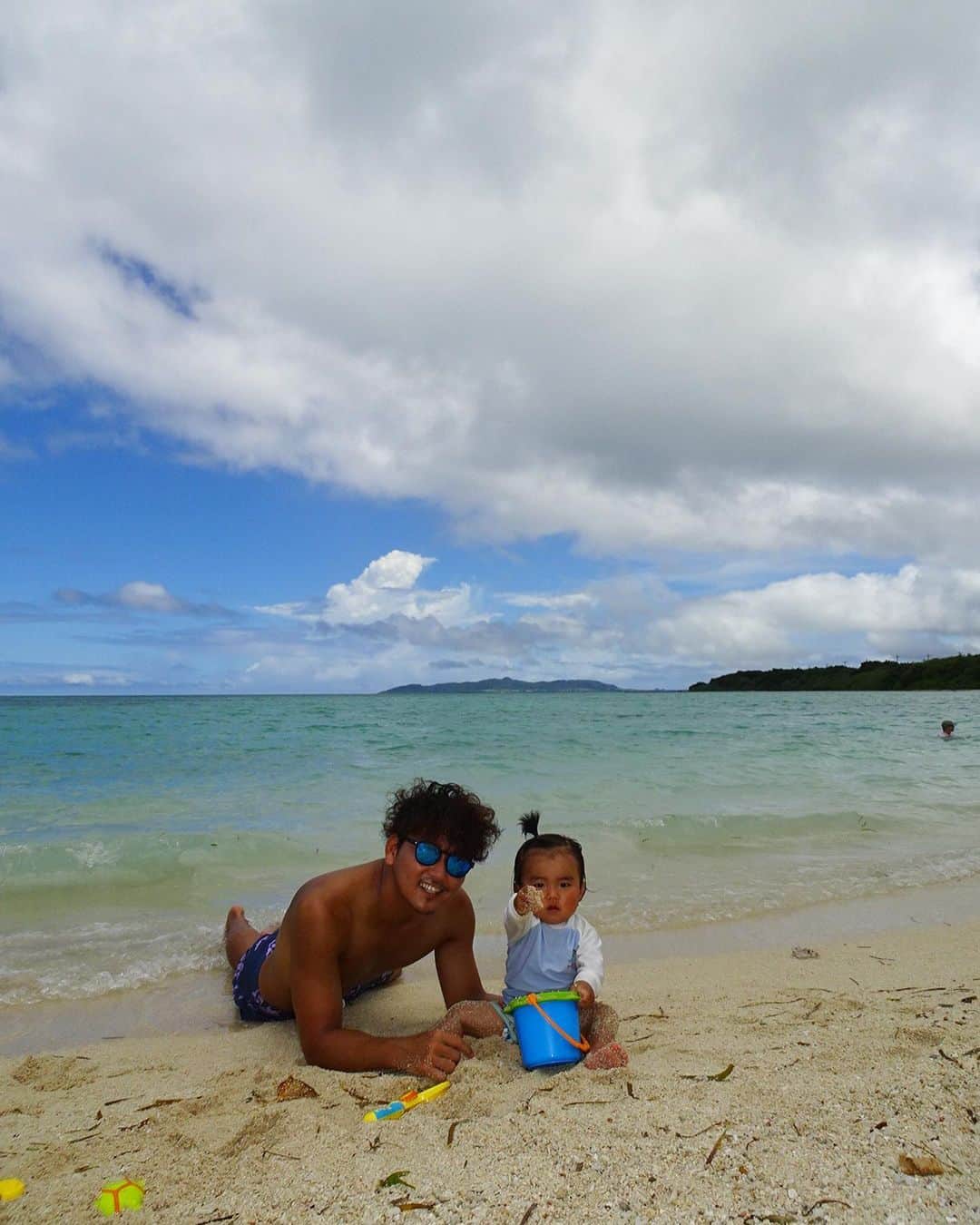 嵜本将光 さんのインスタグラム写真 - (嵜本将光 Instagram)「﻿ ﻿ 竹富島　コンドイ浜﻿ ﻿ ﻿ 透き通る海水と白い砂のビーチ﻿ ﻿ ﻿ ﻿ 本当に遠浅で子供達も安心して遊べる﻿ ﻿ ﻿ ﻿ そして大人もテンション上がる﻿ ﻿ ﻿ ﻿姉と一緒で弟も高い高いが大好き。 ﻿  小さい時から水と高さを慣れさせておく。 そうすると水も怖がらないし、遊園地の乗り物も怖がらない^ ^ ﻿  #沖縄 #石垣島 #石垣島旅行 #沖縄旅行 #竹富島#コンドイビーチ」8月15日 10時06分 - masamitsu_sakimoto