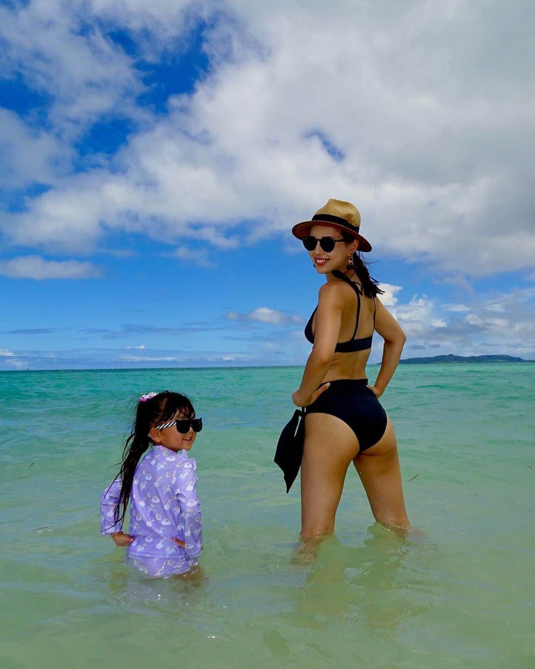 嵜本将光 さんのインスタグラム写真 - (嵜本将光 Instagram)「﻿ ﻿ 竹富島　コンドイ浜﻿ ﻿ ﻿ 透き通る海水と白い砂のビーチ﻿ ﻿ ﻿ ﻿ 本当に遠浅で子供達も安心して遊べる﻿ ﻿ ﻿ ﻿ そして大人もテンション上がる﻿ ﻿ ﻿ ﻿姉と一緒で弟も高い高いが大好き。 ﻿  小さい時から水と高さを慣れさせておく。 そうすると水も怖がらないし、遊園地の乗り物も怖がらない^ ^ ﻿  #沖縄 #石垣島 #石垣島旅行 #沖縄旅行 #竹富島#コンドイビーチ」8月15日 10時06分 - masamitsu_sakimoto