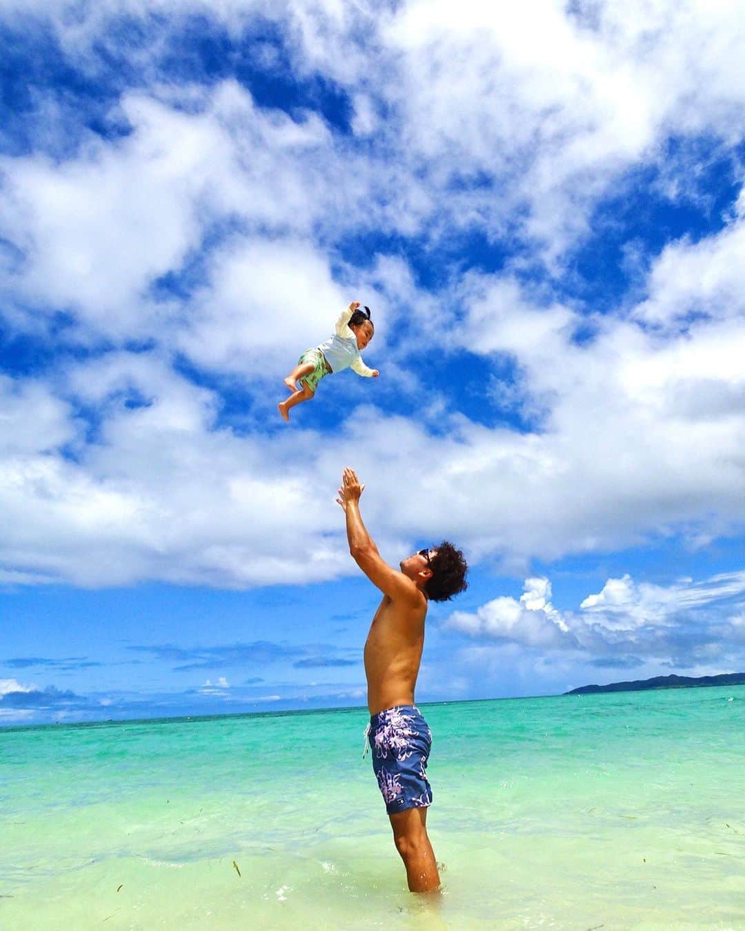 嵜本将光 のインスタグラム：「﻿ ﻿ 竹富島　コンドイ浜﻿ ﻿ ﻿ 透き通る海水と白い砂のビーチ﻿ ﻿ ﻿ ﻿ 本当に遠浅で子供達も安心して遊べる﻿ ﻿ ﻿ ﻿ そして大人もテンション上がる﻿ ﻿ ﻿ ﻿姉と一緒で弟も高い高いが大好き。 ﻿  小さい時から水と高さを慣れさせておく。 そうすると水も怖がらないし、遊園地の乗り物も怖がらない^ ^ ﻿  #沖縄 #石垣島 #石垣島旅行 #沖縄旅行 #竹富島#コンドイビーチ」