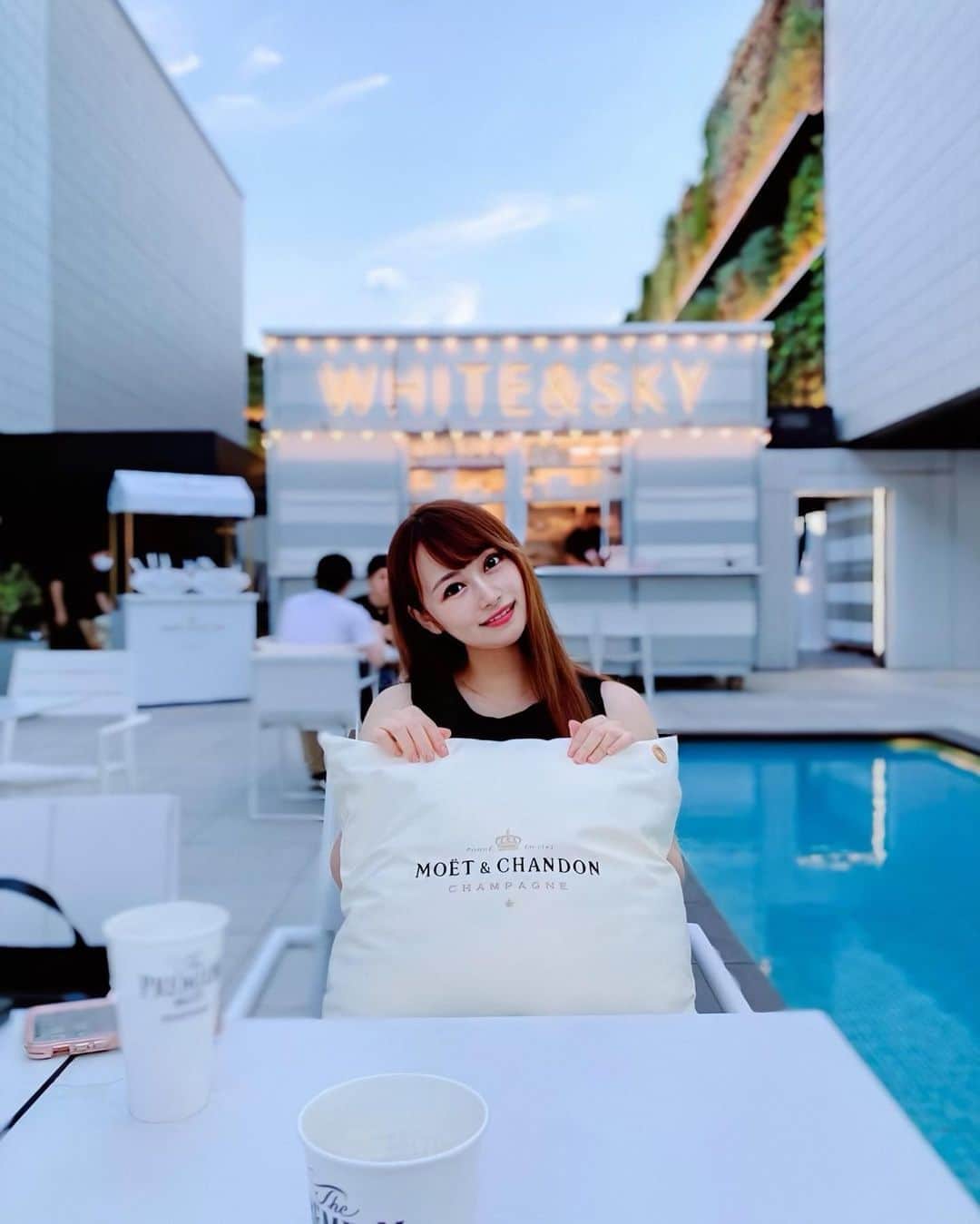 YU-RIのインスタグラム：「友達にふいに撮られた写真📷笑 なんとも言えない顔してる😈笑」