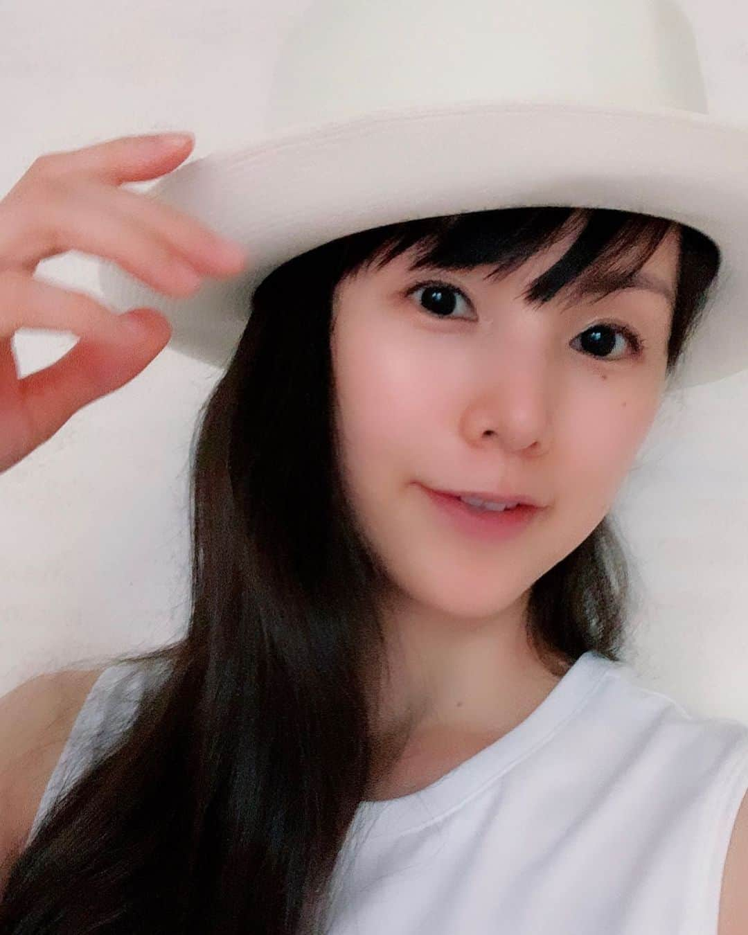 小西真奈美さんのインスタグラム写真 - (小西真奈美Instagram)「笑顔と心遣いが美しい大好きな方から 頂いた帽子。  今年の夏はどこにも行けないから、 せめて気分だけでもと👒  夏を感じます☺️」8月15日 10時15分 - manami.official