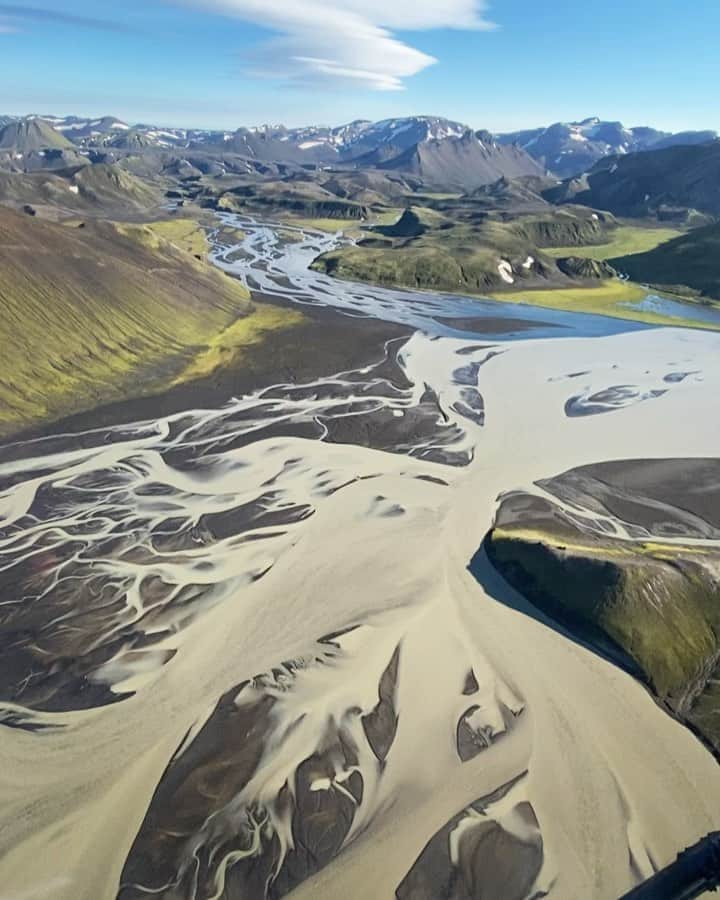 のインスタグラム：「Yes it’s real, no you don’t need a fancy camera or computer editing to see it. The naked eye will do just fine.  Taking a few moments the last couple days to document my favorite rivers before heading off into the unknown in an attempt to bike across Iceland’s interior . East to West 900+KM  unsupported.」