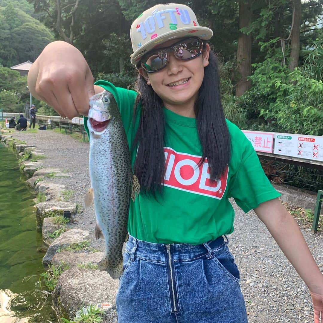 伊豫部健さんのインスタグラム写真 - (伊豫部健Instagram)「スワイプ→  昨日は毎年お世話になってる三重県のサンクチュアリにお邪魔してきました(^^) 安藤さんにはいつも娘たちにトラウトの釣り方を教わり、夏の楽しみの一つになってます♬ 上の娘は年々Bin5が似合う様になってきた👍 家族や子供達には最高の遊びだから是非行ってみてくださいね(^^)  @10ftu_kiob_smpfishing  @10tenfeetunder_kiob  @ken_iyobe  @se9rets  @zhanna_smpfishing  @obick_55  @autogarage_omy  @kattobi_iyobe  @sunline_japan  @gary_international_kk  @hayabusa_bass  @talex_fishing  @ringstar_1889  @mazda_jp  @skeeter_boats  @yamahaoutboards  #iyoken #kiob #Bin5 #セキュレッツ #イヨケン #伊豫部健 #10ftu  #10tenfeetunder  #管理釣り場 #三重県 #サンクチュアリ #ニジマス釣り  #夏休みに最高」8月15日 10時20分 - ken_iyobe