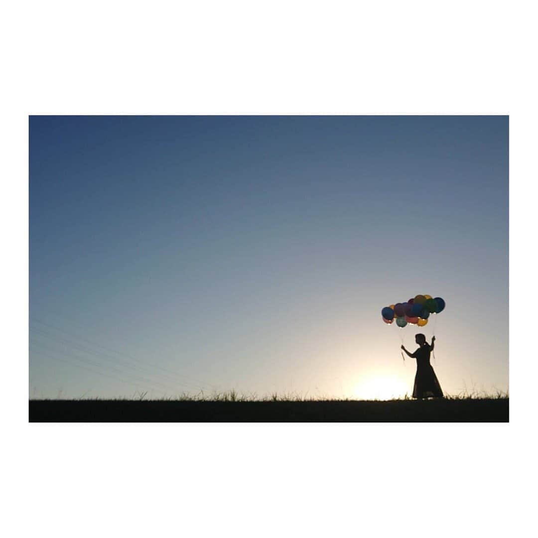 永吉愛さんのインスタグラム写真 - (永吉愛Instagram)「\\お盆second day..//  8/14(FRI) アルも初盆でしたので、バルーンセレモニーを行いました🎈 空飛ぶ風船にメッセージをつけて飛ばすというもの。  風船やヒモなどは自然に帰りますので安全です。 風船は街にあるバルーンショップ「smile's balloon」です。ステキなバルーンセレモニーが開催できました!! ありがとうございました👏  #虹の橋 #バルーンセレモニー #お空に届け #お盆  #yorkshireterrier #balloon #celemony」8月15日 10時26分 - nagayoshiai