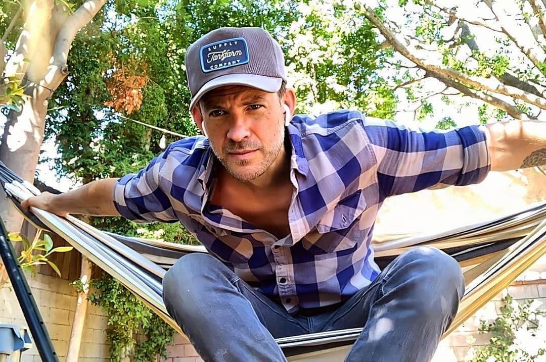 ブライス・ジョンソンのインスタグラム：「#repost @shotbyorion ・・・ “This was @mrbrycejohnson first  quarantine/FaceTime photo shoot shot in his backyard at his home in Los Angeles. Lucky for him Orion and his cat walked him through it! ✌🏼”」