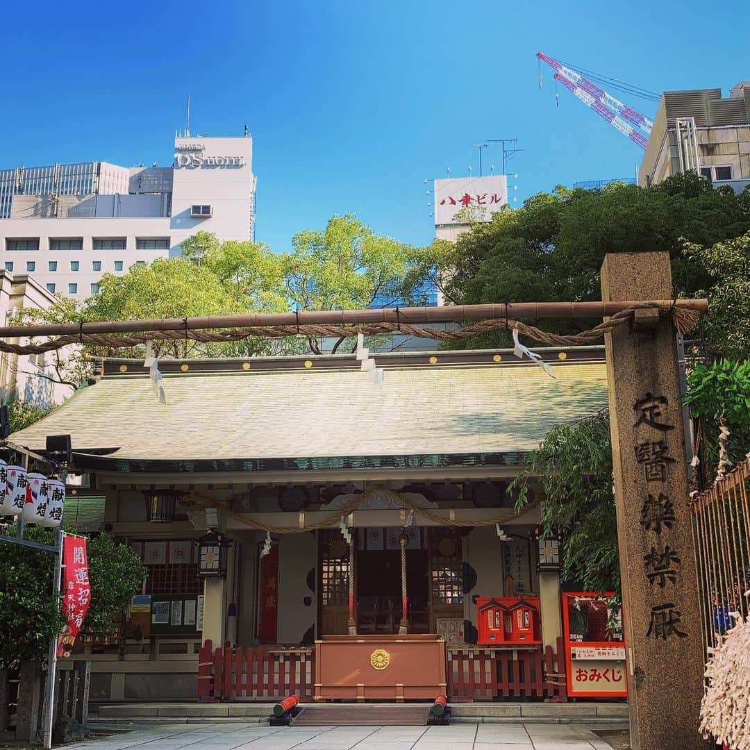 松田洋治のインスタグラム：「今朝はいわゆる「お初天神」 #ナイコン12人  @大阪 三日間の公演なので今日が中日。 13:00と18:00の二回。私は13:00の回です。」
