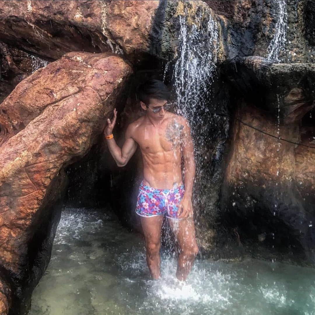 ジェレミー・テンさんのインスタグラム写真 - (ジェレミー・テンInstagram)「I miss being an explorer 🧐  #Travel #FlashbackFriday #FlexFriday #Throwback #MiniWaterfall #Cozumel #Mexico #Lean #Ectomorph #PreCovidMemories #PreCovidBody #Muscle #Fitness #TourLife #MiniWaterfall #ShortShorts #MensSwimSuitv」8月15日 10時33分 - jeremyjten