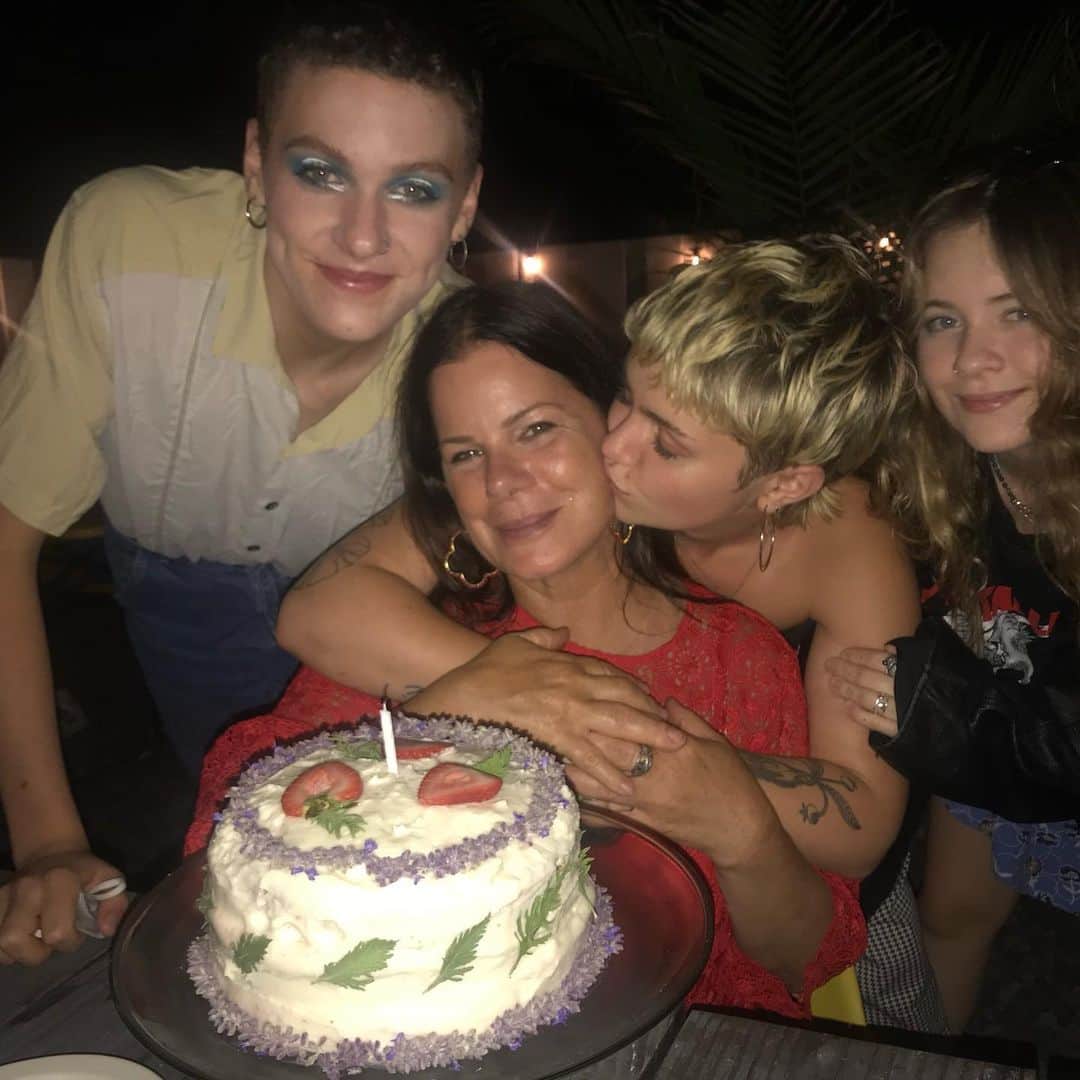 マーシャ・ゲイ・ハーデンのインスタグラム：「@hudsonhardenscheel made me a strawberry reduction cake w cream cheese icing. O m g.  Best ever! @yoolayla decorated it! We ALL ate it @thedaleny !! @julittascheel DELICIOUS!!」