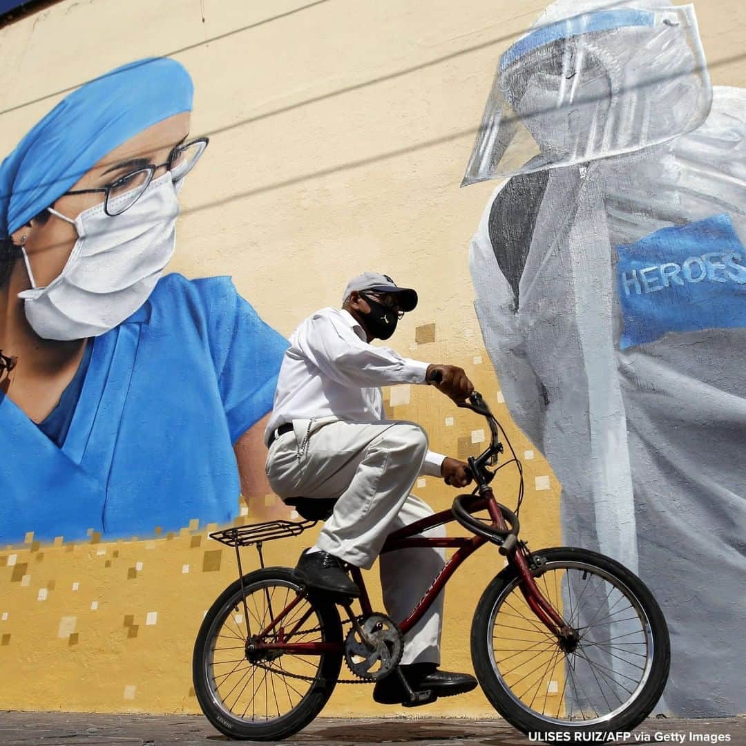 ABC Newsさんのインスタグラム写真 - (ABC NewsInstagram)「Man rides a bicycle in front of a mural tribute to essential workers who have cared for citizens during the COVID-19 pandemic in Zapopan, Mexico.」8月15日 10時39分 - abcnews