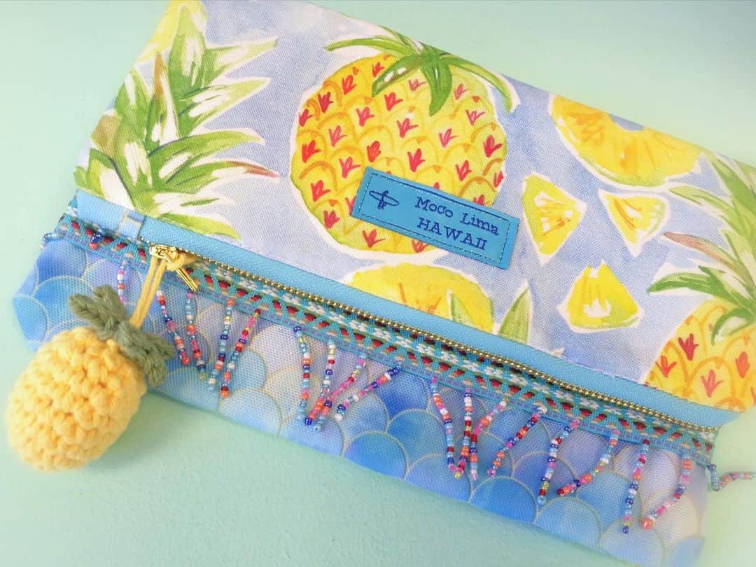 Moco Lima Hawaiiさんのインスタグラム写真 - (Moco Lima HawaiiInstagram)「Pineappleちゃん🍍 Made by @lani_kobo & Pineapple Clutch Bag   貴重品や細々した物を入れて Bag in Bag としても便利なクラッチバッグ♡ 表面(タグ付き) 裏面(スターフィッシュのチャーム付き) , 内布のデザインが全て違うので3度楽しめます。20デザイン販売中です  #pineapple#clutch#charm#hawaii#yellow#mocolima#original#purse#pouch#bag#handmade#instadairy#モコリマハワイ#オリジナル#クラッチバッグ#パイナップル#ハワイ#メイドインハワイ」8月15日 10時40分 - mocolimahawaii