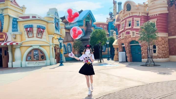 Kanaのインスタグラム：「ㅤ ㅤ 入園者数制限中の朝一のトゥーンタウン ガラ空きすぎて最高だった😍🙌🏻💭🚦❤️🌈 ㅤ ㅤ ㅤㅤㅤㅤ ということで久しぶりの #かなのディズニー散歩 動画🚶🏻‍♀️🎈 ㅤ みんなにもディズニー気分を お裾分け〜ッ👯‍♀️🍒 ㅤㅤ ㅤㅤ トゥーンタウンのBGM付けたから ぜひ音ありで見てね👀🤍 ㅤ ㅤ ㅤ ㅤ この動画撮った時は 入園して30〜50分くらい経ってたから ちらほら人がいるけど、 開園直後はほんっっっとに人いなかったの！ ㅤ トゥーンタウンを こんなに自由に歩けるなんて幸せすぎて あやかとはしゃぎまくってた(暑すぎて滝汗 笑)🌞💦❤️ ㅤ 写真もたくさん撮ったから それもまた載せます✌🏻❣️ ㅤ ㅤ ㅤ ㅤ ㅤ ㅤ ㅤ ㅤ ㅤ ㅤ ㅤㅤㅤ #kana_disney ㅤ ㅤㅤㅤ #東京ディズニーリゾート #東京ディズニーランド #ディズニーランド #トゥーンタウン #ミッキーバルーン #お散歩 #tokyodisneyresort #tdr #tokyodisneyland #tdl #toontown #disneyland #disneylandresort #mickeyballoons」