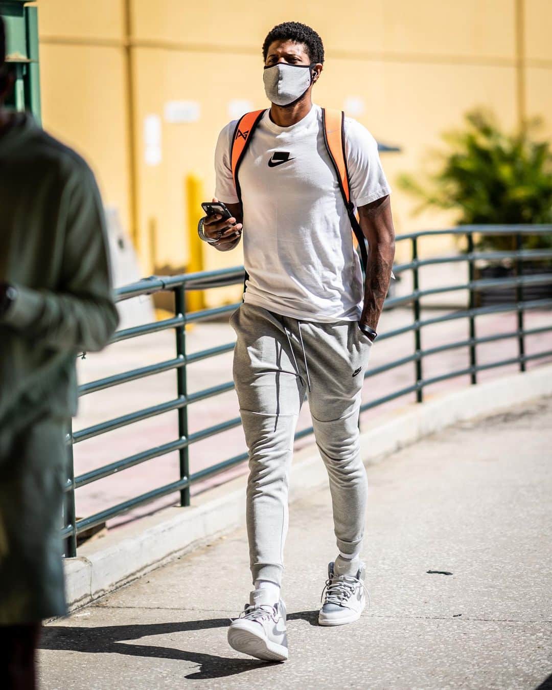 ポール・ジョージのインスタグラム：「Check the checks」