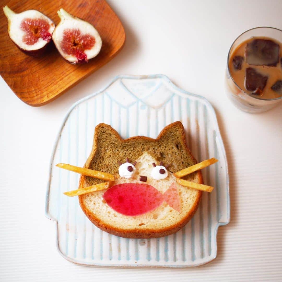 木村涼子さんのインスタグラム写真 - (木村涼子Instagram)「2020.8.15 京都ねこねこさんの前を通りかかって ついつい買ってしまったねこねこ食パン 公式アカウントの写真が可愛かったので お魚くわえてるねこちゃん マネさせてもらった🐟 金魚は急いで作ったグミ 自家製しそジュースで色を付けました。 息子がグミ好きなので、最近よく作ってます。  ねこねこ食パンのほうじ茶、 ホワイトチョコが練り込んであり すごく美味しかった♡ #京都ねこねこ　#ねこねこ食パン　#猫　#猫好き　#朝ごはん　#朝ごぱん　#おうちカフェ　#おうちごはん　#おうちごはんlover  #京都パン屋　#京都パン」8月15日 11時08分 - kimuryou