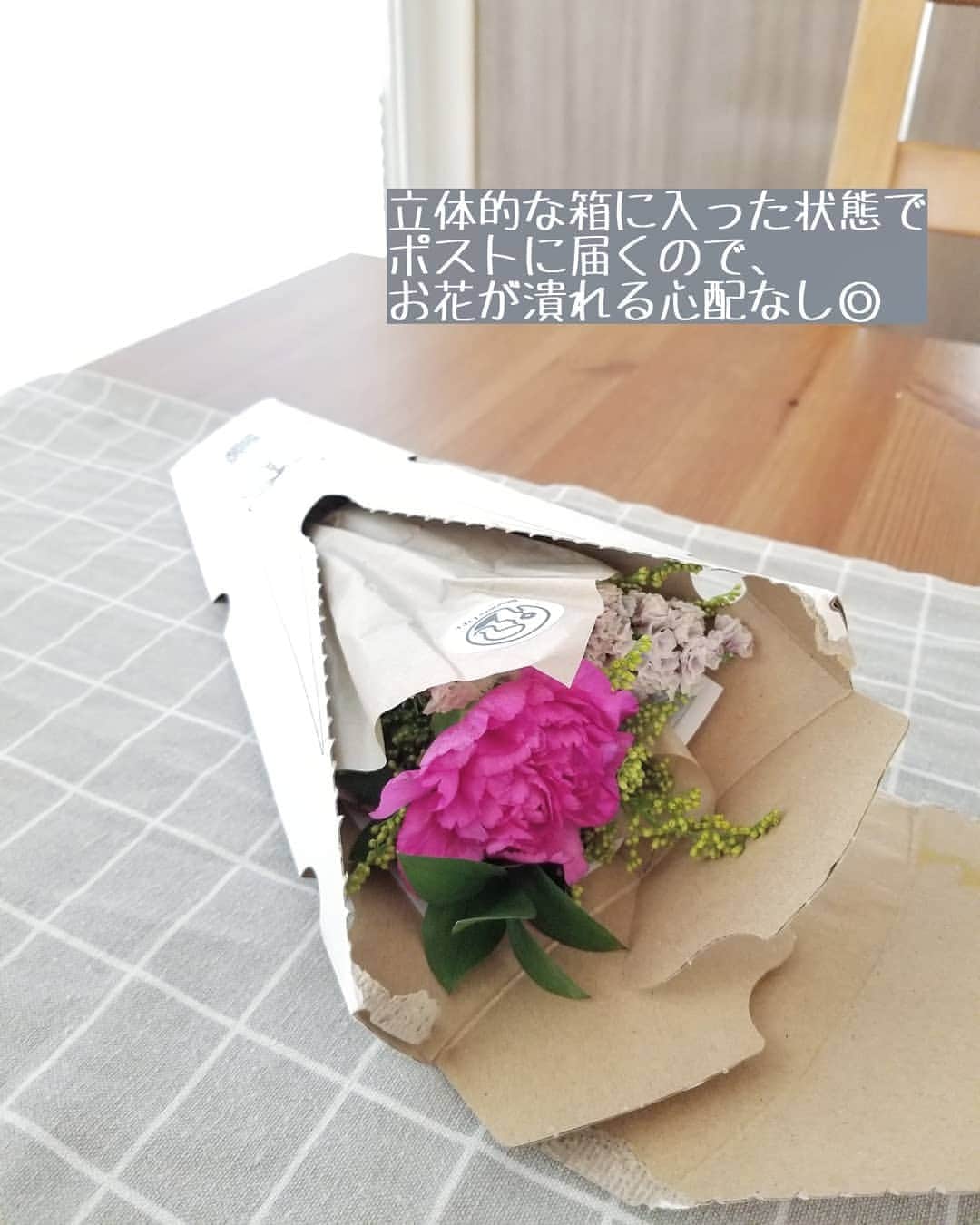 koyukkuma 一条工務店さんのインスタグラム写真 - (koyukkuma 一条工務店Instagram)「• 濃いピンクのお花がキッチンをパッと明るくしてくれるわ～💐 • 暑い日が続くと買い物も億劫に…… お花を選びに行くなんてそんな余裕もなくなるけど、 • @bloomeelife さんのお花の定期便なら、素敵に組み合わせてくれたお花がポストに届きます📪 • しっかりした箱に入ってるので、お花が潰れる心配なし👌 • 活力剤も付いてくるので、枯らしてしまう心配もなし👌 • 初回のお花お届けが無料になるクーポンがあるので、よかったら使ってね🤲 • ■クーポンコード：kuma ■有効期限：2020年8月31日 • みんなもお花のある暮らし楽しもう🎵 • #bloomeelife #お花のある暮らし #PR」8月15日 11時09分 - kumasan_ismart