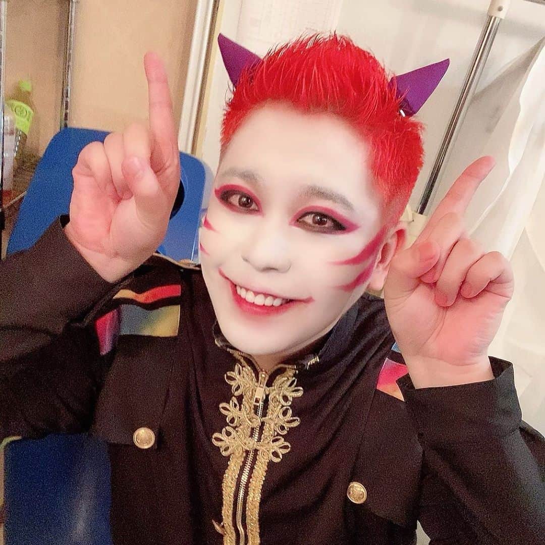 たっしーのインスタグラム：「赤髪たっしー💄ライブあんがと🍎 ＊ #モノクローン #虹色担当 #たっしー #アイドル」
