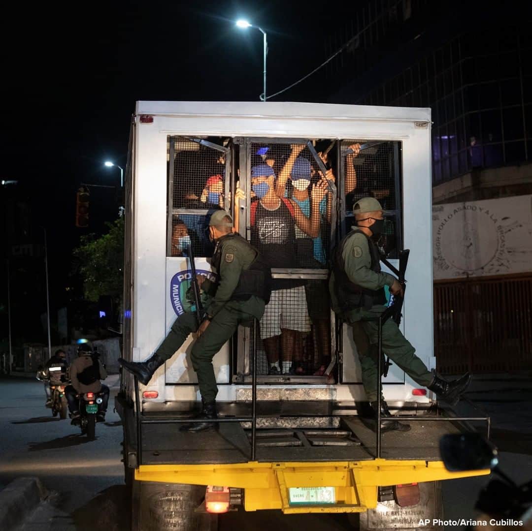 ABC Newsさんのインスタグラム写真 - (ABC NewsInstagram)「Men who were detained for not complying with COVID-19 regulations by breaking curfew or attending block parties, are transported in a police van in Caracas, Venezuela.」8月15日 11時09分 - abcnews