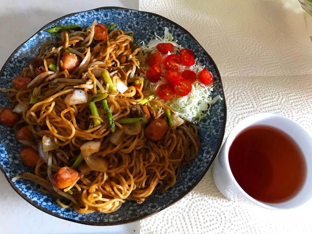 MOOMINのインスタグラム：「色々と作業やってたから やっと食べれる いただきます！  #エキゾチック焼きそば #月桃茶」