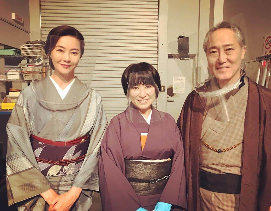 佐野史郎のインスタグラム：「茶道指導の中村美裕紀さんと 茶道、若い時からやっときゃよかったと…😣 和菓子のいただき方教わっただけでも為になりましたm(__)m 観月ありささんとはカットがかかれば仲良しよ‼︎😆 #私たちはどうかしている#中村美裕紀#茶道#観月ありさ#佐野史郎」