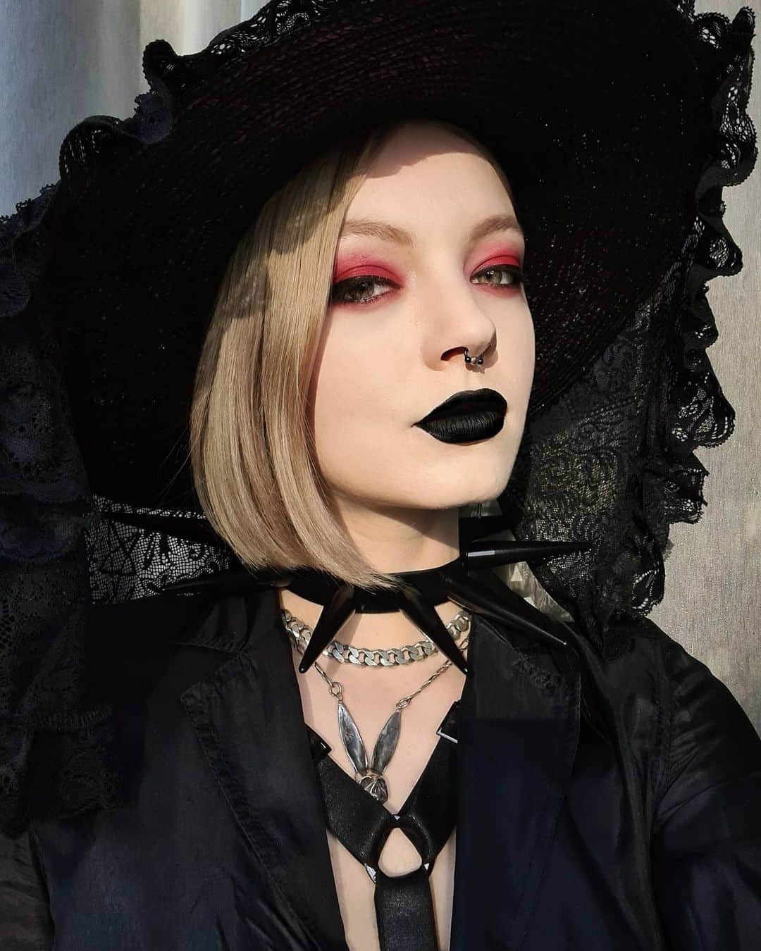 ティール・ココのインスタグラム：「You all seemed to like my "Sun Goth" look in my stories so I thought I'd post...🖤☀️ It's actually winter time here in Australia but it has been surprisingly mild this year! Although I do not enjoy sitting directly in the sun for long periods of time, I do get out regularly for some vitamin D....😝😏🖤☀️」