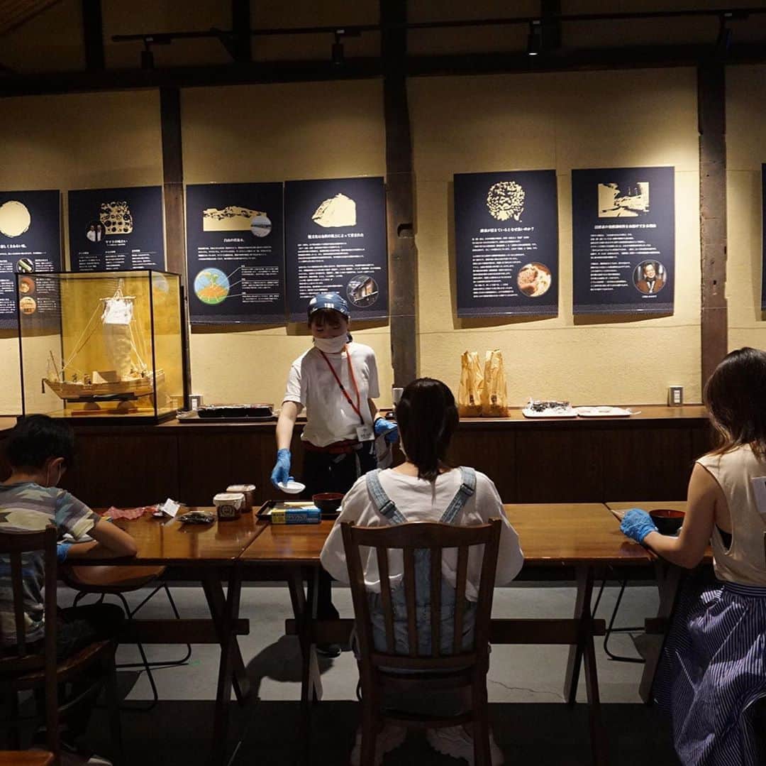 増山敬子さんのインスタグラム写真 - (増山敬子Instagram)「#ヤマト醤油味噌  IN @yamato_shoyumiso  * 我が家はほぼ毎日お味噌汁を食卓に出しているんですが、皆さんはどうですか？ * たーーくさんお味噌がいろんな場所で手に入りますが、作り方、そもそもの素材、こうやって学んでみると、どういう風に作られているか、歴史や作り手の思いがわかる。直接話が聞けて学べる時間は、普段口にするものだからこそ、知っておきたいな！っておもいます^_^ * こちらのヤマト醤油さんは、明治４４年（１９１１年）に創業で😳、社名のヤマトは、初代の屋号であった『山藤（やまとう）』に由来してできたそう！  * 有機JASの食品製造業者としての認定も受けいていて（＝オーガニック） * 食品安全管理の国際規格である「ＦＳＳＣ２２０００」を取得しているのも安心して購入できますね！ * そして本社工場内に「ヤマト　糀パーク」として体験型の施設をオープンしていて今回は、 #糀蔵ガイド付きツアー （無料） と #みそぼーる作り体験 （有料） をしました＾＾ * ヤマト醬油味噌の歴史・醤油や味噌のことを詳しく解説。 * 金沢とヤマト醬油味噌の歴史を振り返りながら、パーク内を巡り、味噌ボール作りで自分たちだけのアレンジお味噌も作れて大満足な時間でした💗」8月15日 11時17分 - keikomasuyama