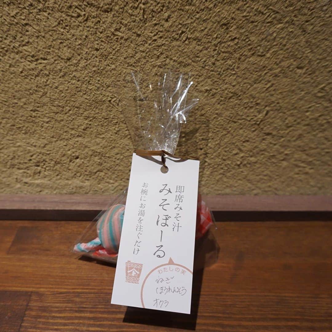 増山敬子さんのインスタグラム写真 - (増山敬子Instagram)「#ヤマト醤油味噌  IN @yamato_shoyumiso  * 我が家はほぼ毎日お味噌汁を食卓に出しているんですが、皆さんはどうですか？ * たーーくさんお味噌がいろんな場所で手に入りますが、作り方、そもそもの素材、こうやって学んでみると、どういう風に作られているか、歴史や作り手の思いがわかる。直接話が聞けて学べる時間は、普段口にするものだからこそ、知っておきたいな！っておもいます^_^ * こちらのヤマト醤油さんは、明治４４年（１９１１年）に創業で😳、社名のヤマトは、初代の屋号であった『山藤（やまとう）』に由来してできたそう！  * 有機JASの食品製造業者としての認定も受けいていて（＝オーガニック） * 食品安全管理の国際規格である「ＦＳＳＣ２２０００」を取得しているのも安心して購入できますね！ * そして本社工場内に「ヤマト　糀パーク」として体験型の施設をオープンしていて今回は、 #糀蔵ガイド付きツアー （無料） と #みそぼーる作り体験 （有料） をしました＾＾ * ヤマト醬油味噌の歴史・醤油や味噌のことを詳しく解説。 * 金沢とヤマト醬油味噌の歴史を振り返りながら、パーク内を巡り、味噌ボール作りで自分たちだけのアレンジお味噌も作れて大満足な時間でした💗」8月15日 11時17分 - keikomasuyama