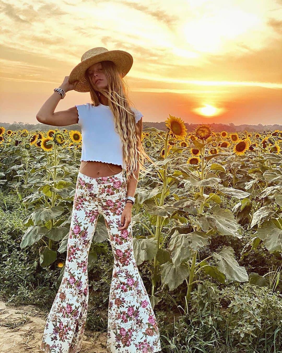 freepeopleさんのインスタグラム写真 - (freepeopleInstagram)「Big flower power vibes. @pamelatick in the Printed Just Float On Flare Jeans. #FPYourWay」8月15日 11時18分 - freepeople
