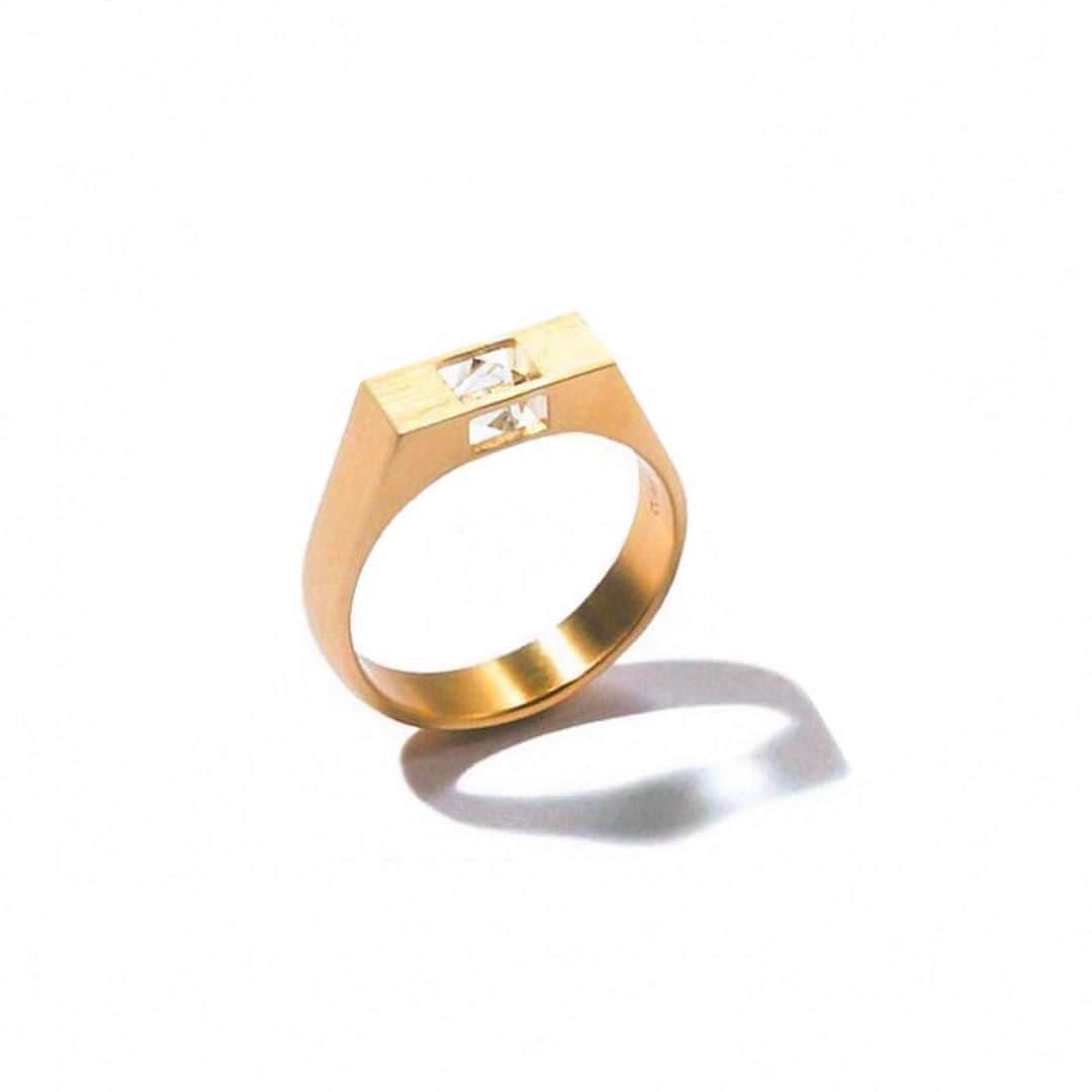 のインスタグラム：「#ShiharaUnSignet featured on @baila_magazine.   #shihara #ring #roughdiamond #weddingband #engagementring」