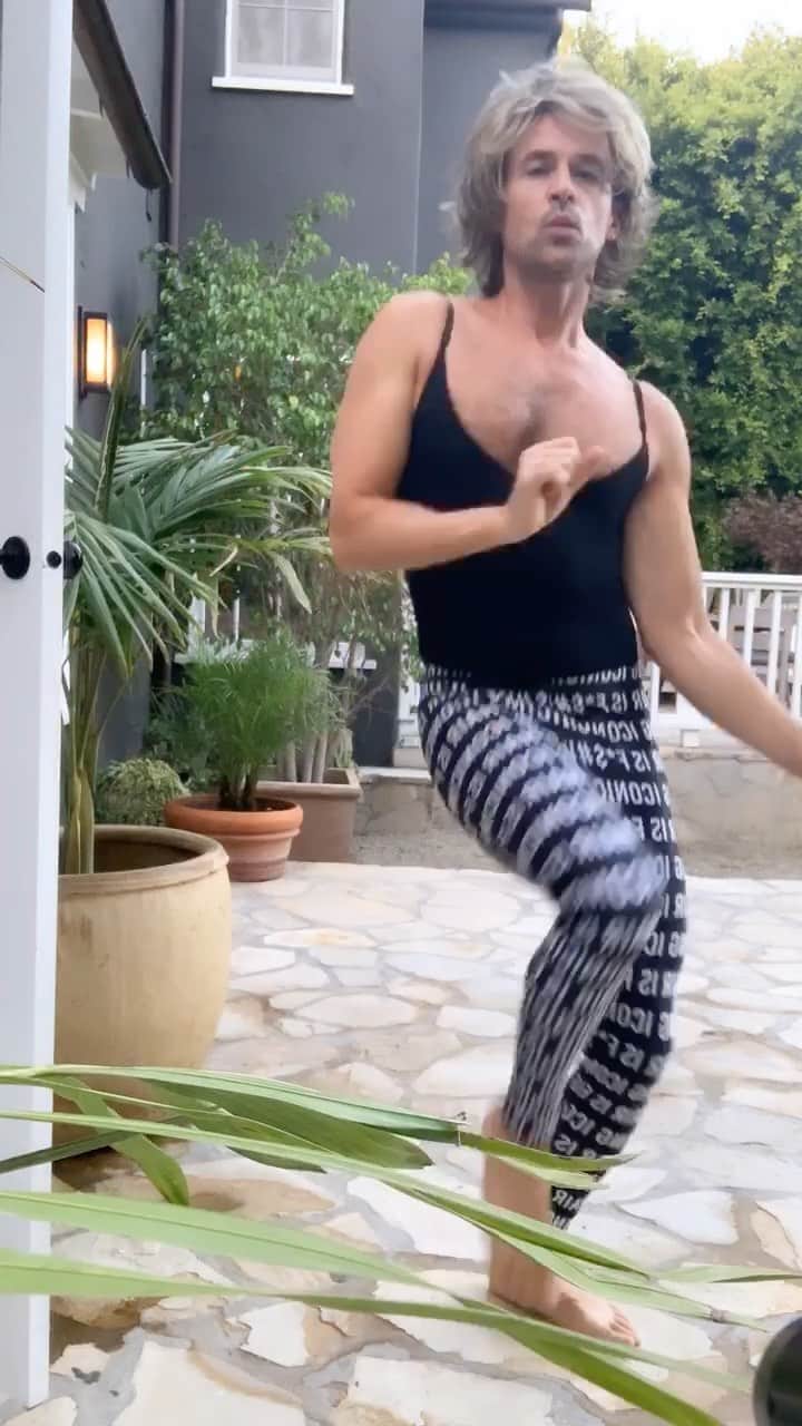 ブラッド・ゴレスキーのインスタグラム：「Challenge accepted @lisarinna! 🍬 I’d like to nominate @kaleycuoco @bricuoco #tootsieroll」