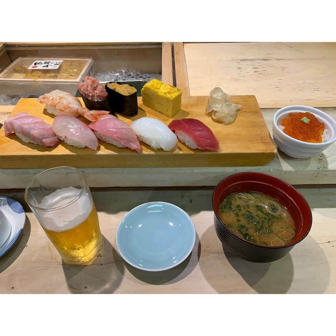 くろさんのインスタグラム写真 - (くろInstagram)「本日のランチは築地🍺 お目当てのお店がお休みだったので徘徊して🍣 やっぱり昔に比べると人が減りましたなぁ… 豊洲移転とコロナのダブルパンチ的な… そんなこんなで🍺🍣堪能っと😋 食後は築地本願寺で🙏🏻 最近のお坊さんはAV機器も操作できないと務まらないんですな🎛 #築地場外市場 #築地ランチ #築地グルメ #築地虎杖別館 #てんぷら黒川 ←お休みでした #築地本願寺」8月15日 11時25分 - m6bmw