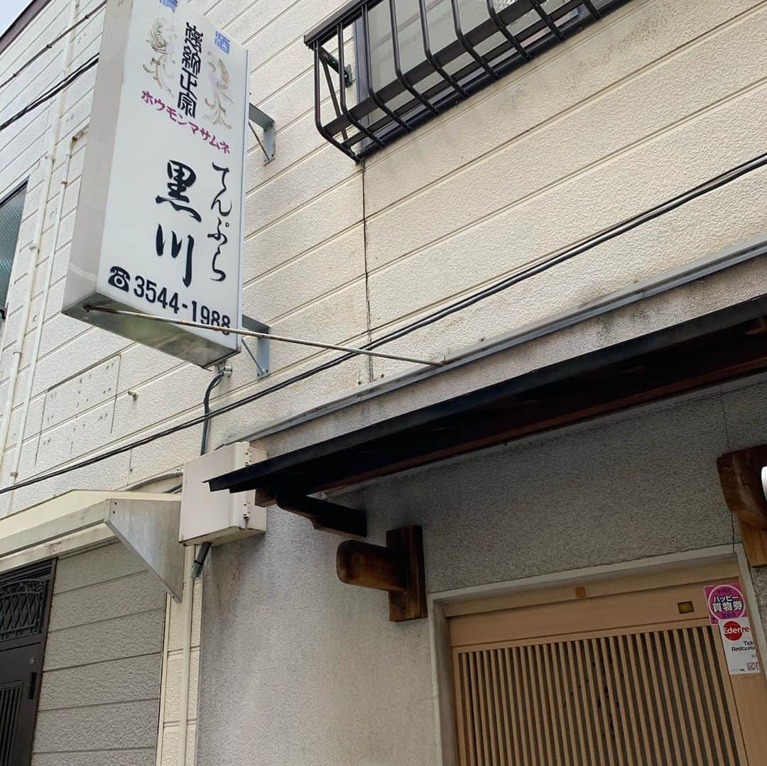 くろさんのインスタグラム写真 - (くろInstagram)「本日のランチは築地🍺 お目当てのお店がお休みだったので徘徊して🍣 やっぱり昔に比べると人が減りましたなぁ… 豊洲移転とコロナのダブルパンチ的な… そんなこんなで🍺🍣堪能っと😋 食後は築地本願寺で🙏🏻 最近のお坊さんはAV機器も操作できないと務まらないんですな🎛 #築地場外市場 #築地ランチ #築地グルメ #築地虎杖別館 #てんぷら黒川 ←お休みでした #築地本願寺」8月15日 11時25分 - m6bmw