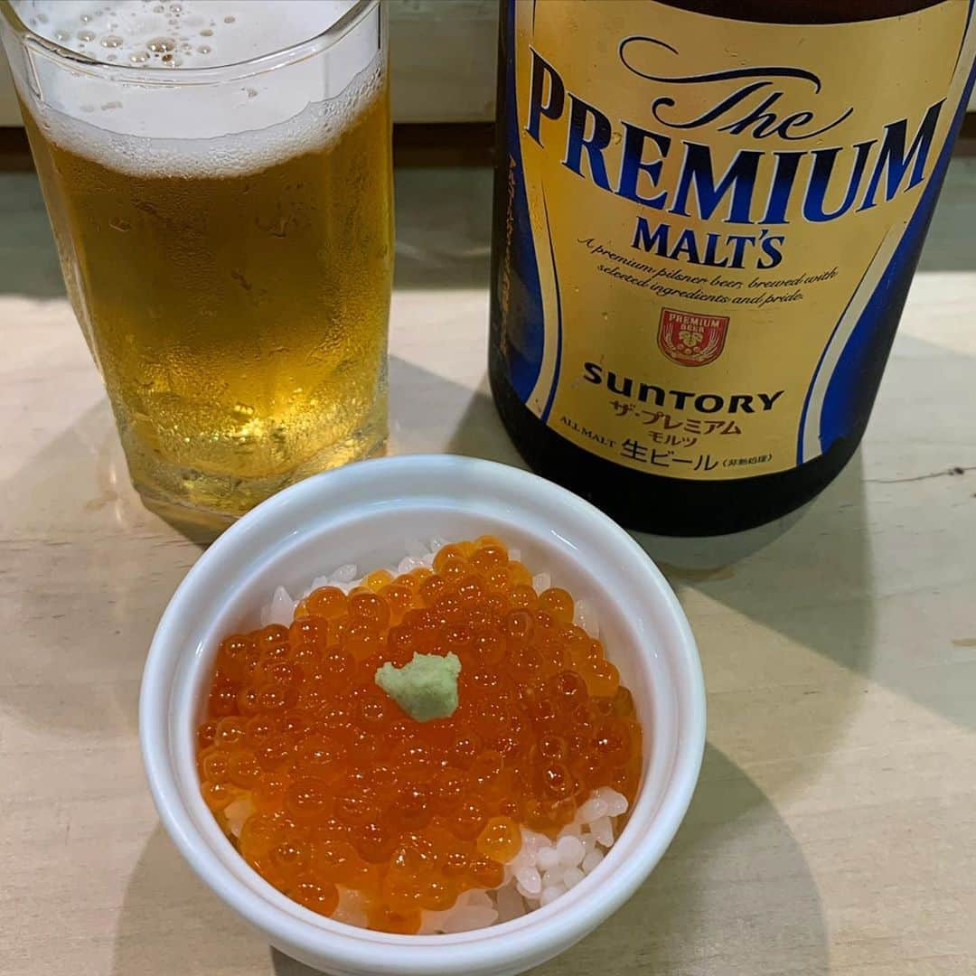 くろさんのインスタグラム写真 - (くろInstagram)「本日のランチは築地🍺 お目当てのお店がお休みだったので徘徊して🍣 やっぱり昔に比べると人が減りましたなぁ… 豊洲移転とコロナのダブルパンチ的な… そんなこんなで🍺🍣堪能っと😋 食後は築地本願寺で🙏🏻 最近のお坊さんはAV機器も操作できないと務まらないんですな🎛 #築地場外市場 #築地ランチ #築地グルメ #築地虎杖別館 #てんぷら黒川 ←お休みでした #築地本願寺」8月15日 11時25分 - m6bmw