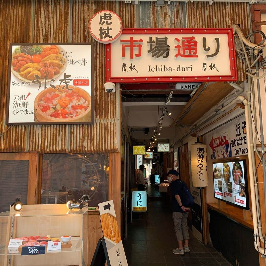 くろさんのインスタグラム写真 - (くろInstagram)「本日のランチは築地🍺 お目当てのお店がお休みだったので徘徊して🍣 やっぱり昔に比べると人が減りましたなぁ… 豊洲移転とコロナのダブルパンチ的な… そんなこんなで🍺🍣堪能っと😋 食後は築地本願寺で🙏🏻 最近のお坊さんはAV機器も操作できないと務まらないんですな🎛 #築地場外市場 #築地ランチ #築地グルメ #築地虎杖別館 #てんぷら黒川 ←お休みでした #築地本願寺」8月15日 11時25分 - m6bmw