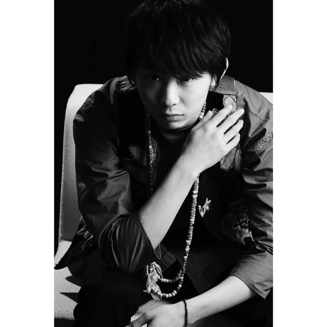 須賀健太のインスタグラム：「2016. モノクロ1例埋まりました。 昨日はリールって機能を使ってみたんだけど、Instagramだと猫かぶってる須賀からするとふざけ辛いんだよなぁ。  #どの口が言っとる #猫かぶれてない」
