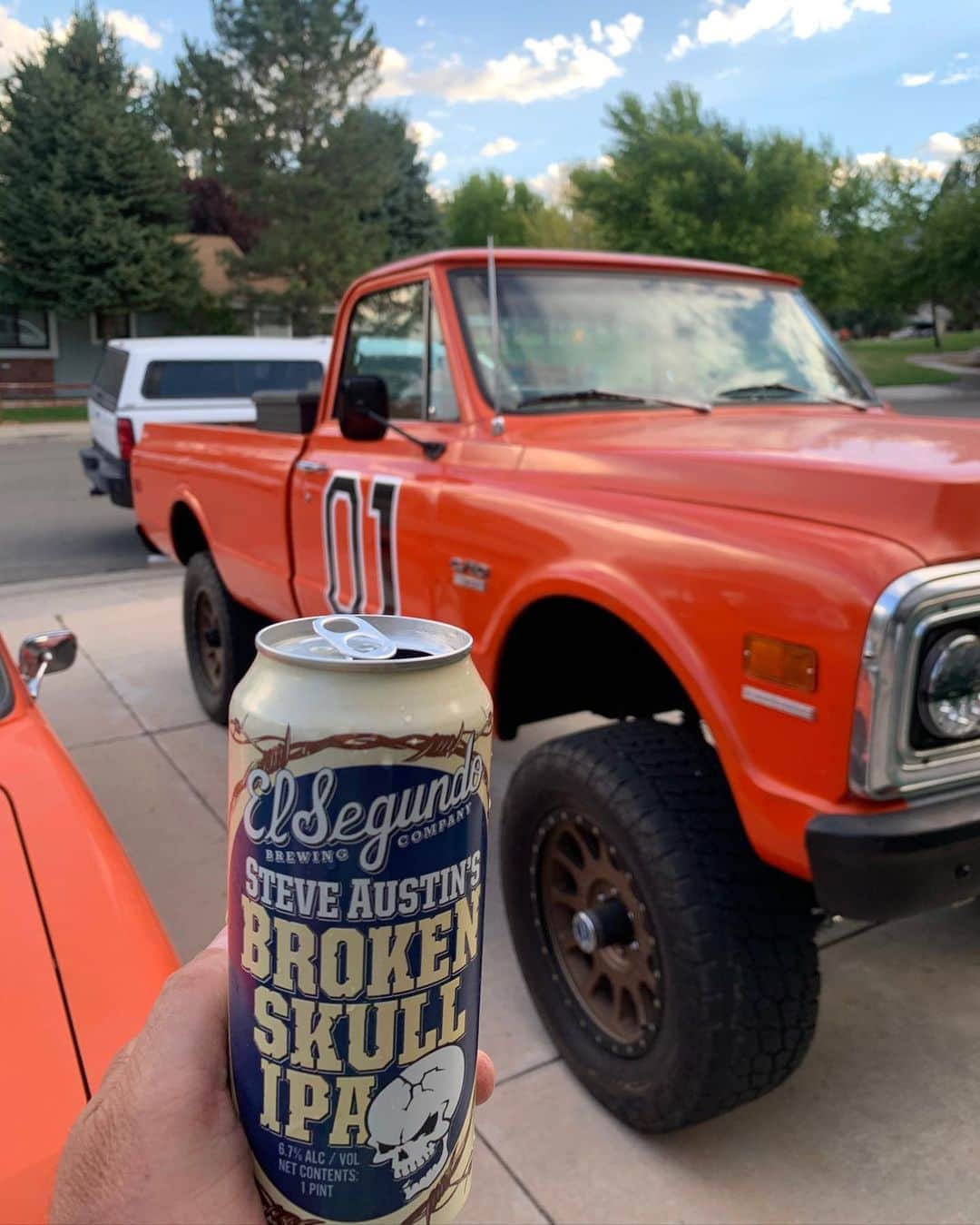 ストーン・コールド・スティーブ・オースチンのインスタグラム：「Dropped a few cold Broken Skull IPA’s off in Nevada today. Best IPA in America  BEER30  @esbcbrews」