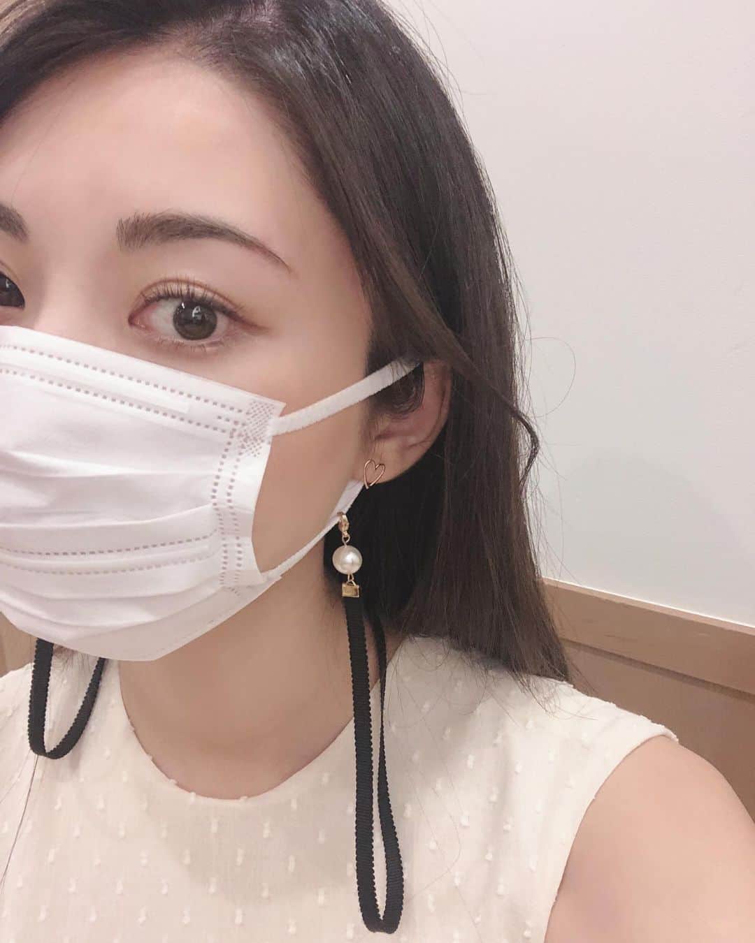 のインスタグラム：「ㅤㅤㅤ ㅤㅤㅤ 昨日は @ichihashi_naoho と @____naoho のback open one-pieceを着てデートでした❤︎ ㅤㅤㅤ naohoのお洋服って どれも女性の身体のラインが綺麗に見えるように 本当に計算され尽くされて作られていて このお洋服をもっと素敵に着こなしたいから ここをもうちょっと引き締めようとか、 このお洋服に合うバッグや靴が欲しいとか、 とにかく気持ちをあげてくれます💫 ㅤㅤㅤ 1枚目はマスクのアクセサリー。 ごはんを食べたりする時に、マスクを外すと そのままなくしたりすることがあるんですけど😂 これがあれば首にかけておけるので便利😳✨ 私は黒のリボンのをお願いしました。 まだwebには載ってないんですけど、 @____naoho にDMしていただければ 対応してもらえるみたいなので、 是非おそろいにしましょう💁🏻‍♀️💕 ㅤㅤㅤ #naoho #fashion #coordinate #followme #followmejp #followjp」