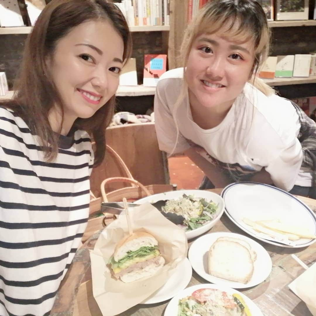 杉山由紀子さんのインスタグラム写真 - (杉山由紀子Instagram)「先日はゆいのバースデーお祝い🎁🎂 * 久しぶりに会えてよかった(^-^)⭐ * * この日はnehaさんの新作着ていった♥️ @neha_n_official  @neha_n_co_ltd_official * かわいいーーー🤤💗 * 後ろがすこしゆったりめのU字なのでまたアップしますね💗 * * * #neha #ネハ #ネハコーデ #コーディネート #cordinate #fashion #new #ボーダー #自由が丘 #cafe #BD #happy」8月15日 11時35分 - yukikosugiyama